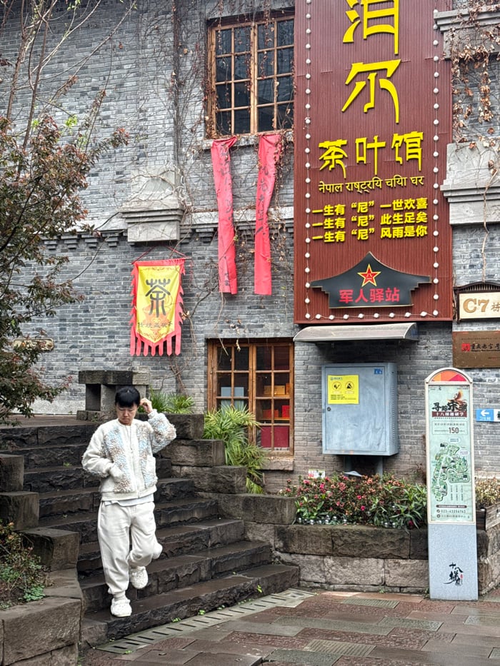 Morning street life and cultural performances documented in Chongqing