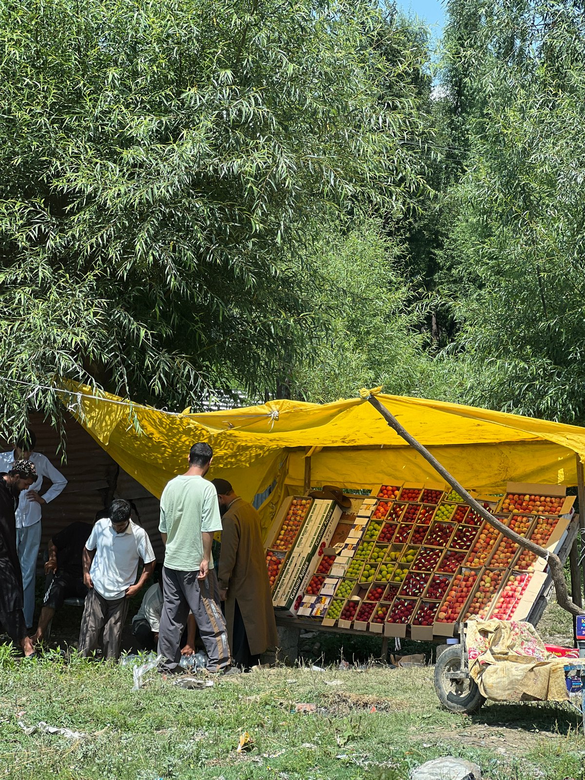 Roadside life in Ujroo along the Jammu-Qazigund route