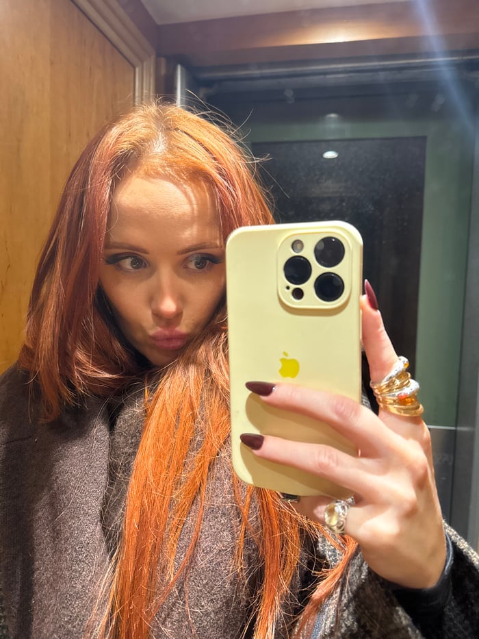Woman Takes Mirror Selfies in Paris Elevator