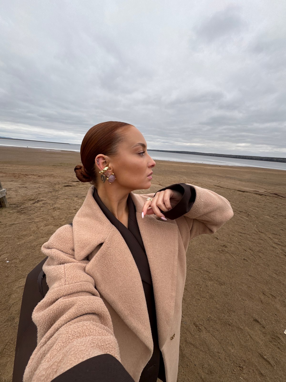 Woman in tan coat spotted at Chaikovsky beach area