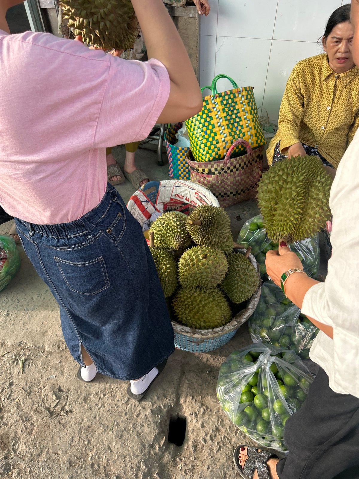 Evening fruit market activity documented in An Hữu Vietnam