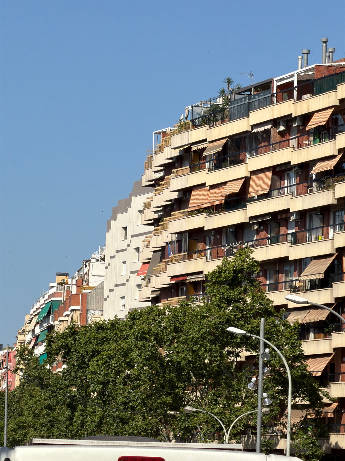 Hot afternoon drifting through Barcelona's streets and buildings
