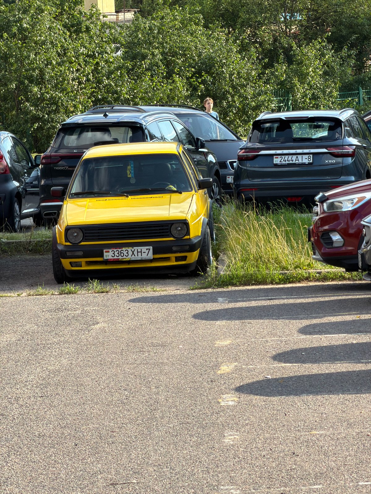 Classic cars, park paths, and summer afternoon scenes in Minsk