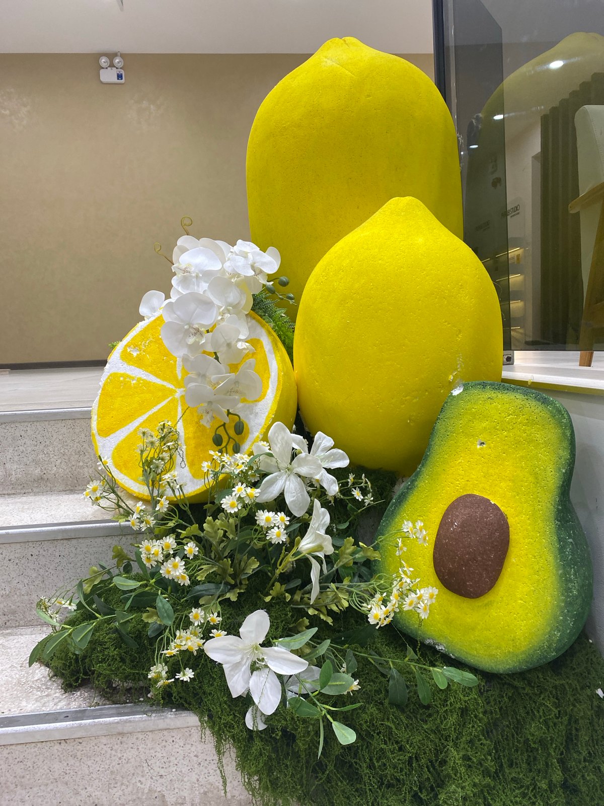 Đà Nẵng café's lemon and rabbit theme décor, explored in detail