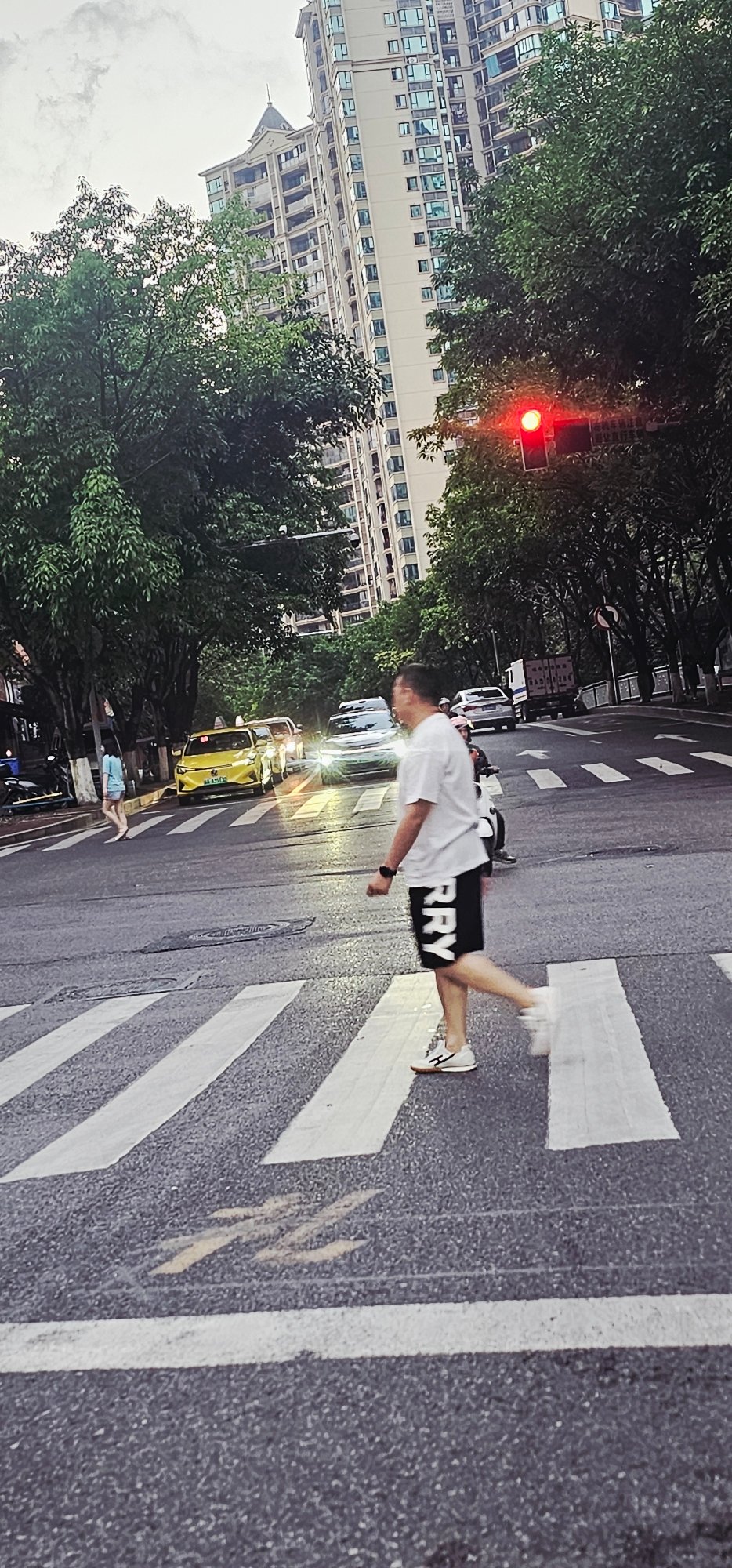 Pedestrians cross street at Chongqing intersection during red light