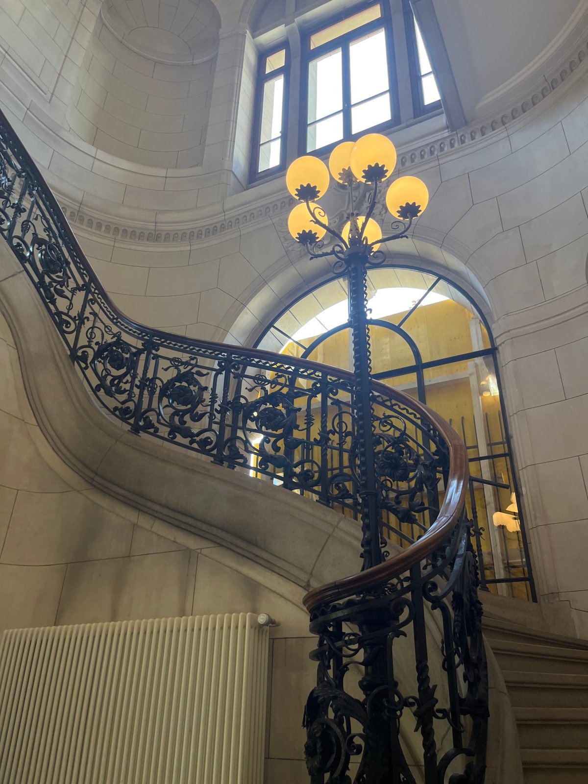 Six minutes of Geneva's grand civic architecture and street details