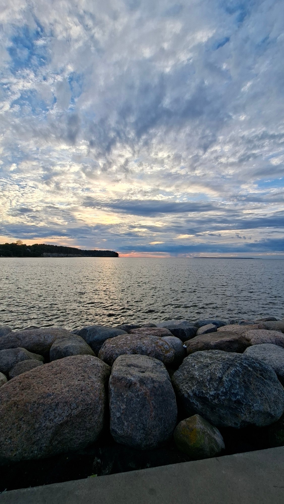 Baltic sunset draws a crowd to Tallinn's Pirita waterfront