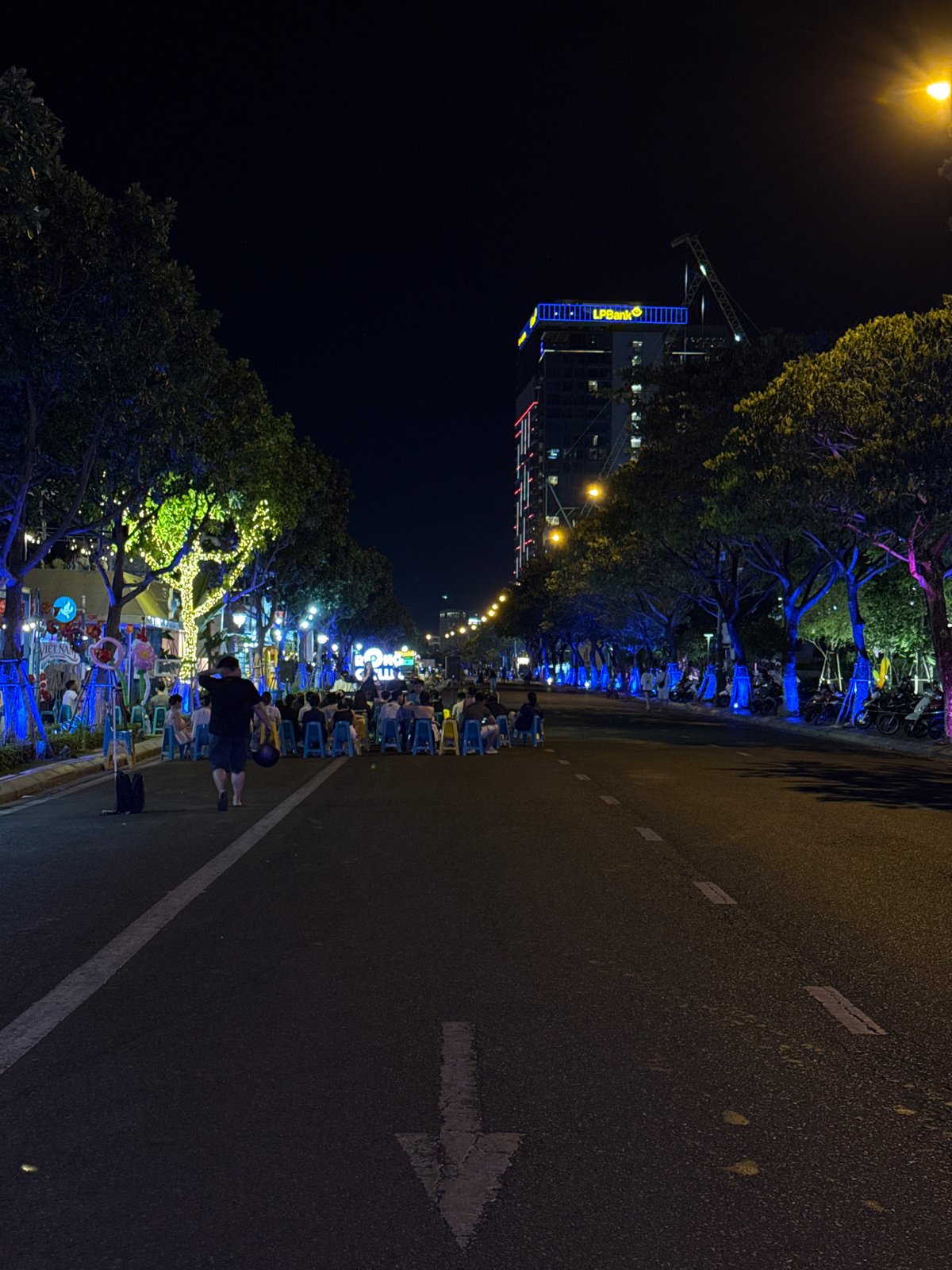 Nighttime river cruise activity documented along Đà Nẵng's Han River