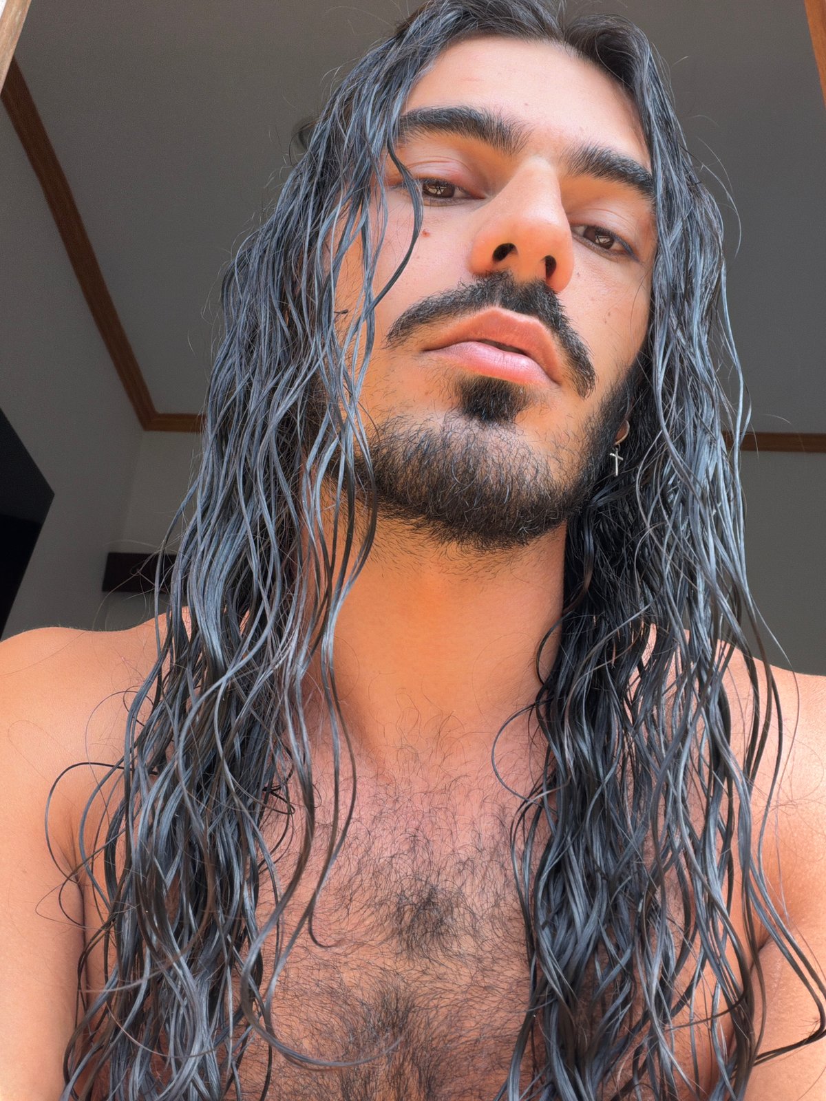 Post-shower selfies and a chilled tabby cat in North Kuta