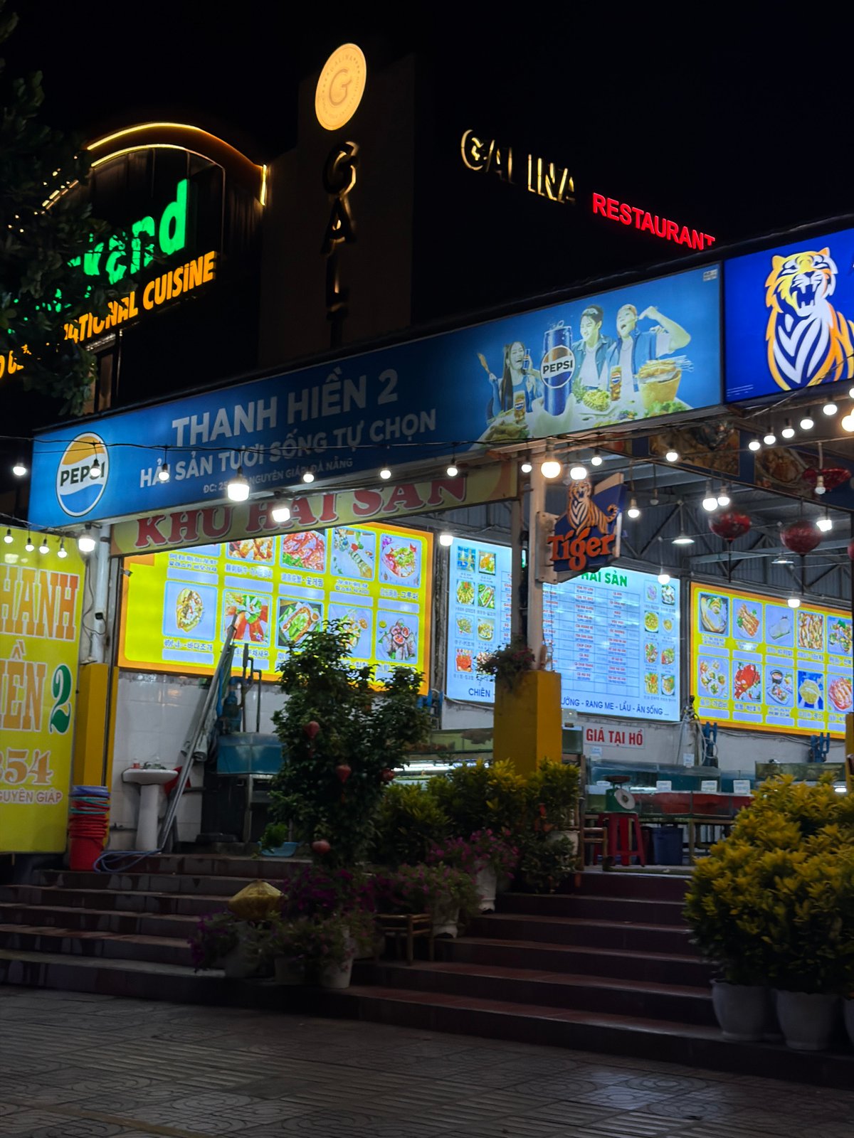 Đà Nẵng nightlife district, lit up and active