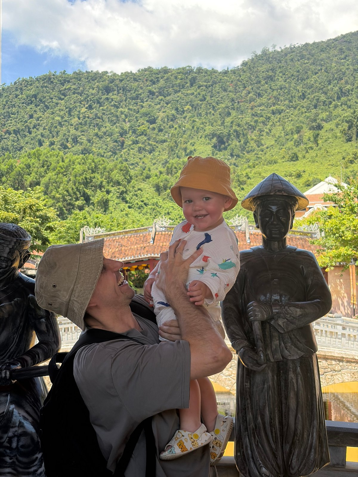 Father and child spotted during cable car journey in Đà Nẵng