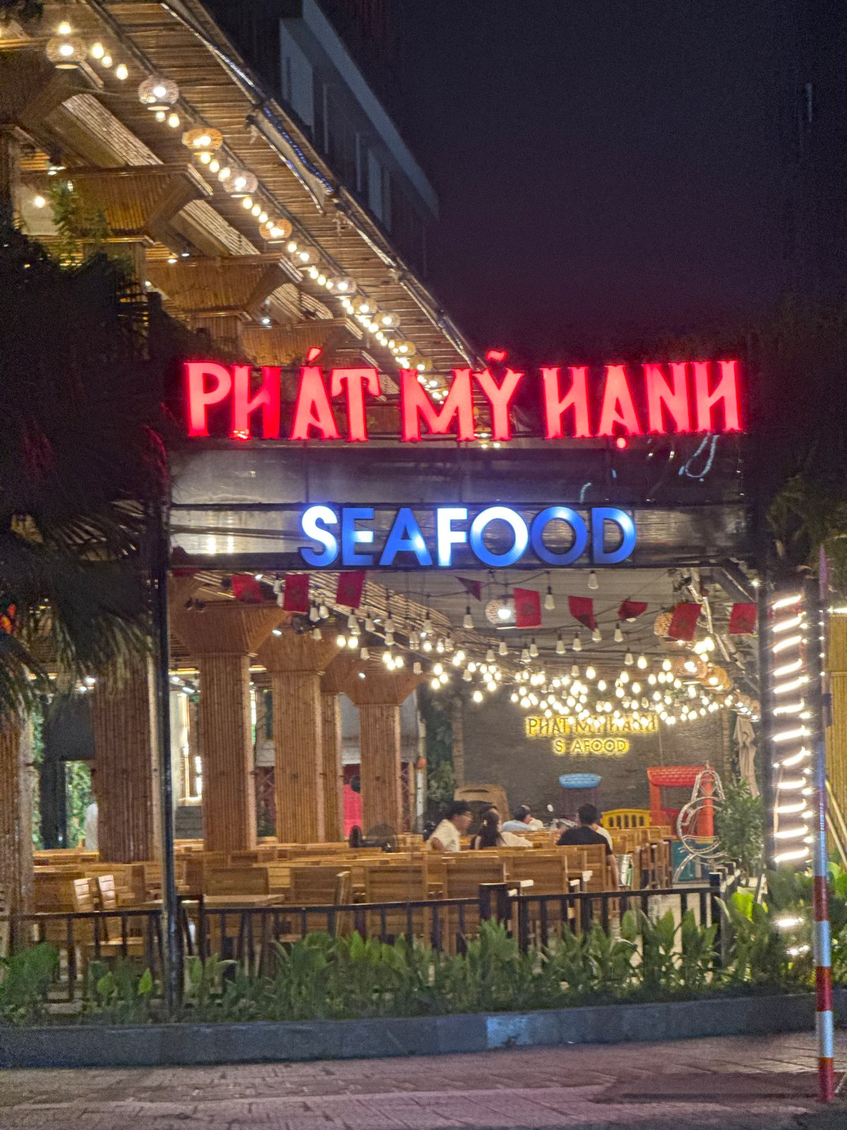 Nighttime commercial district documented in Đà Nẵng, Vietnam