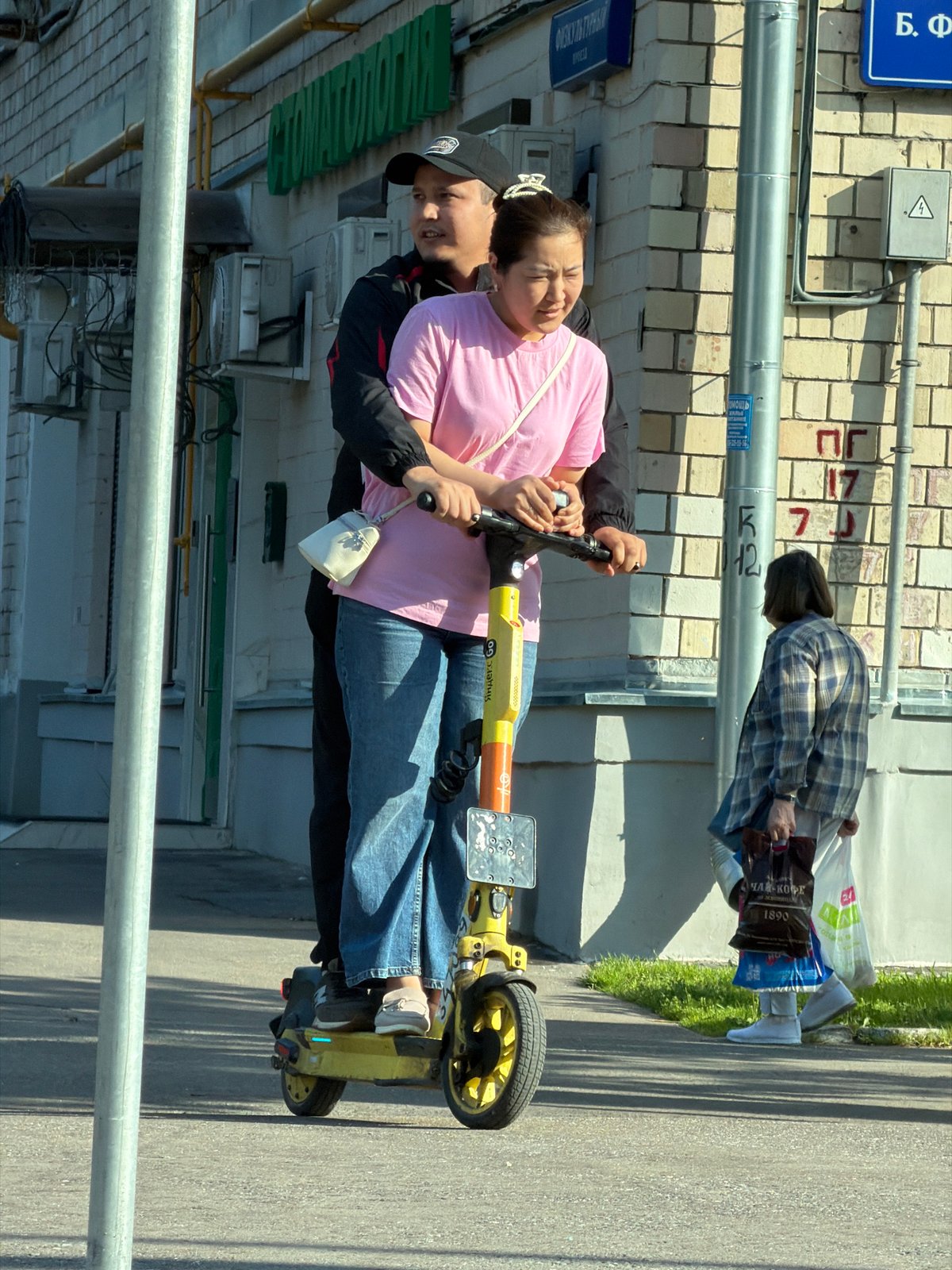 Afternoon street scenes and outdoor activity across Moscow