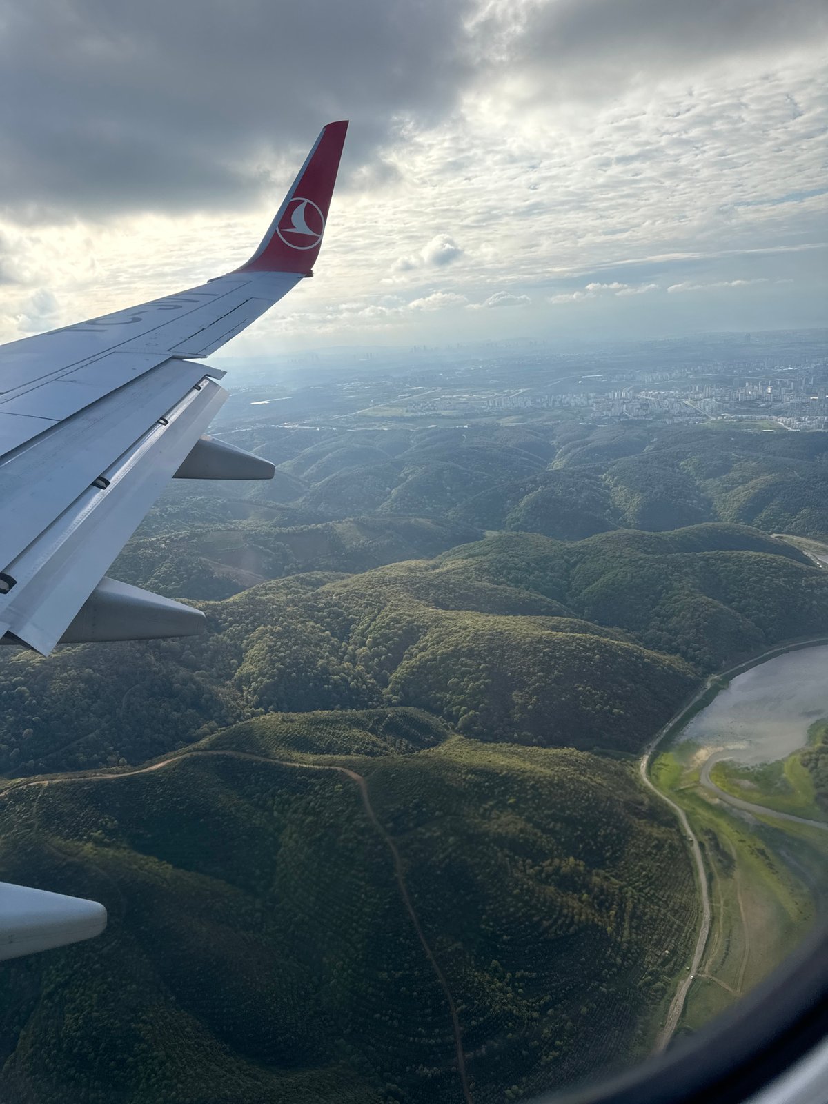 Turkish Airlines flight observed over Arnavutköy countryside