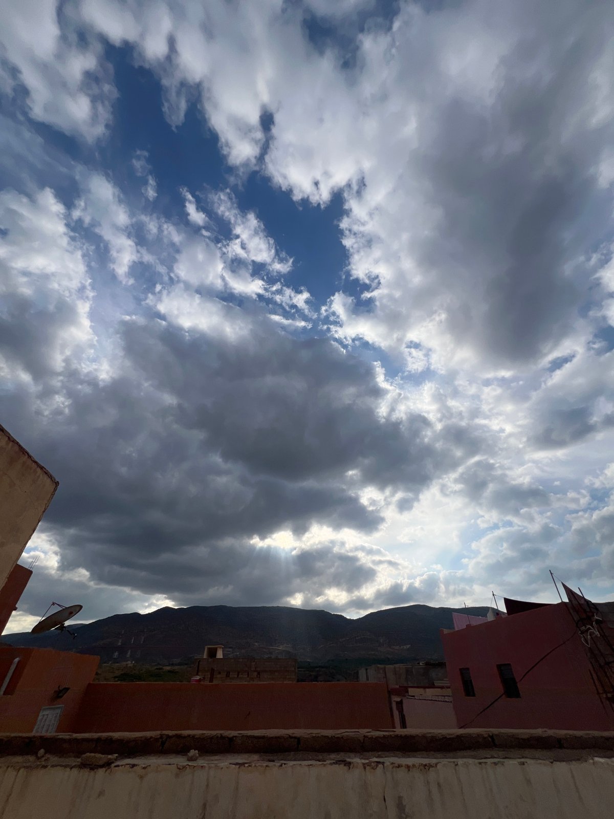 Quiet afternoon meal and birdwatching documented in Ouaouizert, Morocco