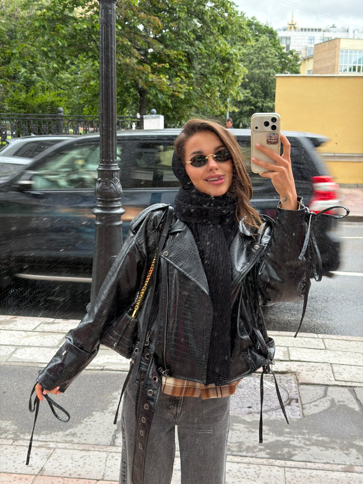 Street-level moments near a classical Moscow building