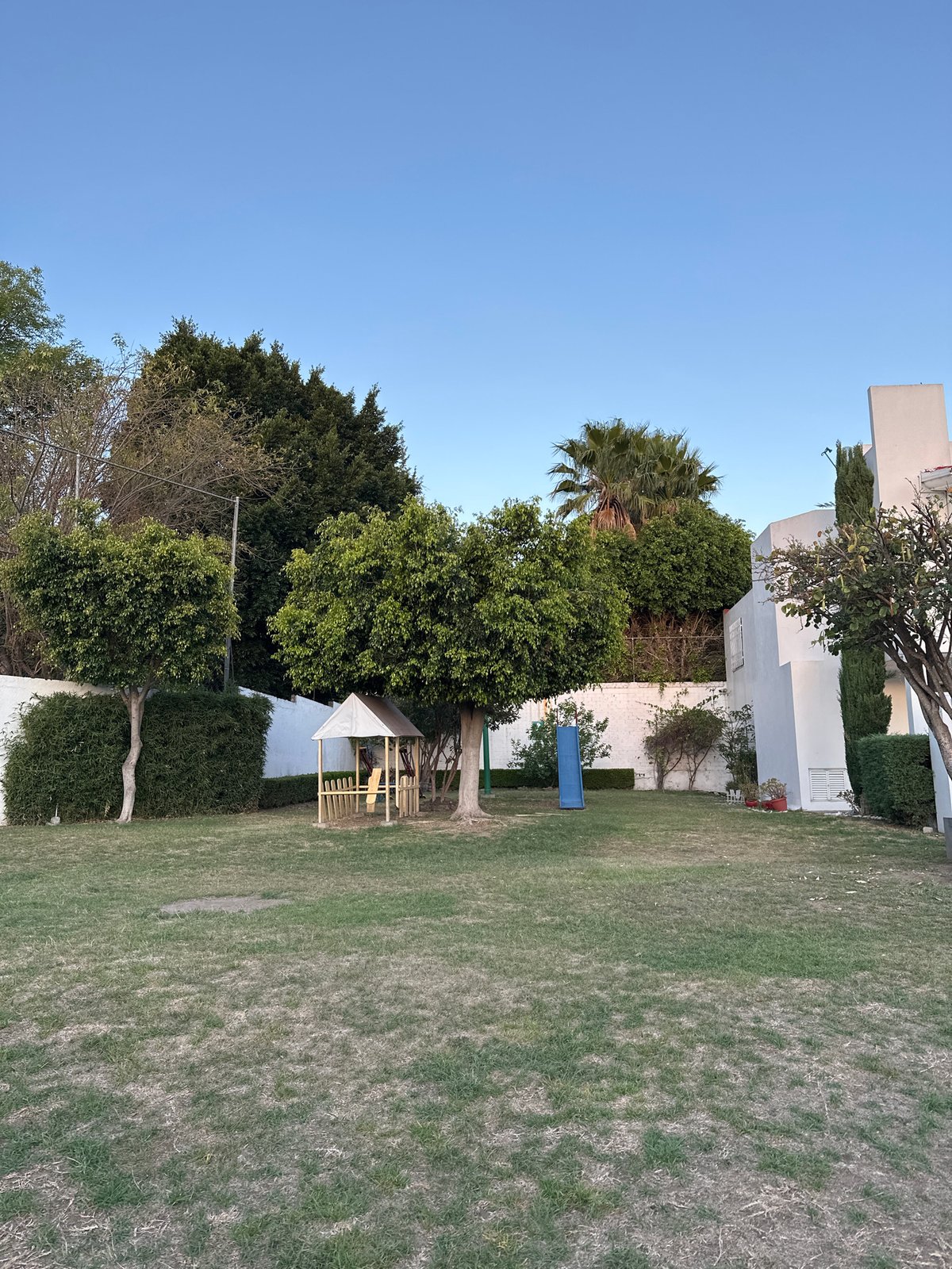 Clear skies and white buildings observed in Puebla