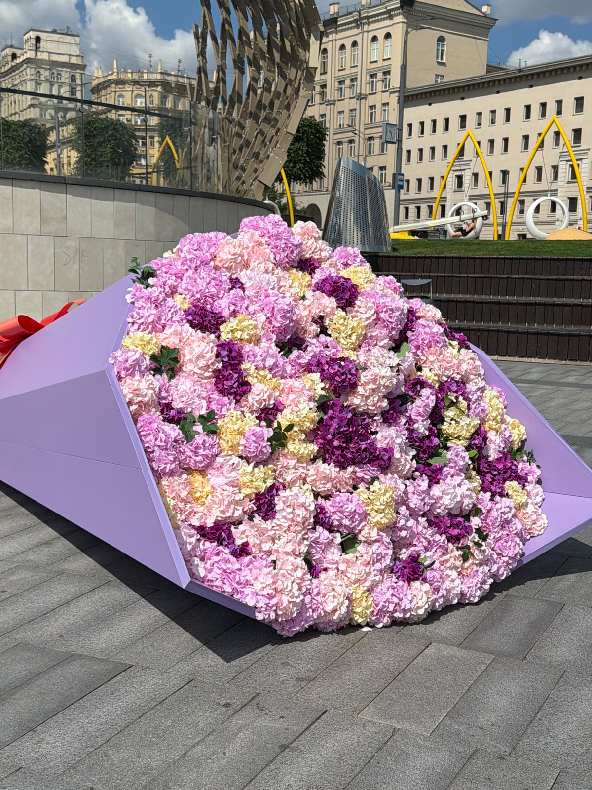 Vibrant floral art installations spotted across Moscow public spaces