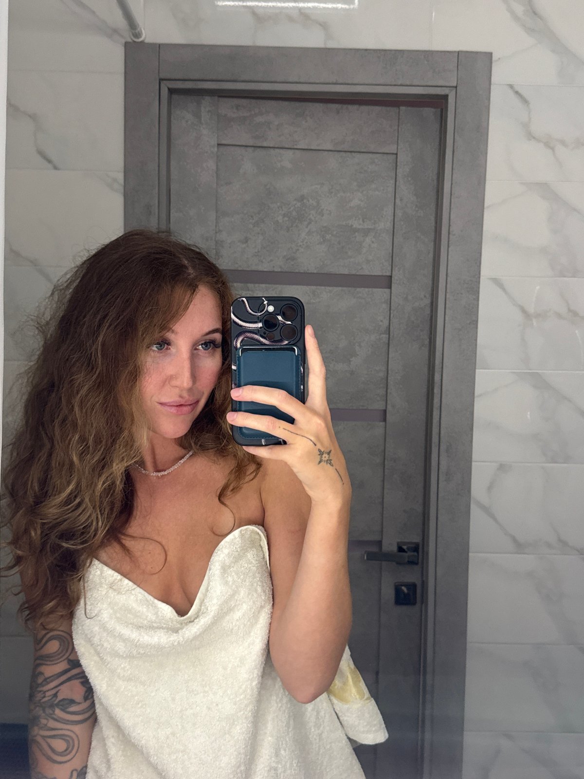 Woman takes bathroom selfie in Chaikovsky, Russia