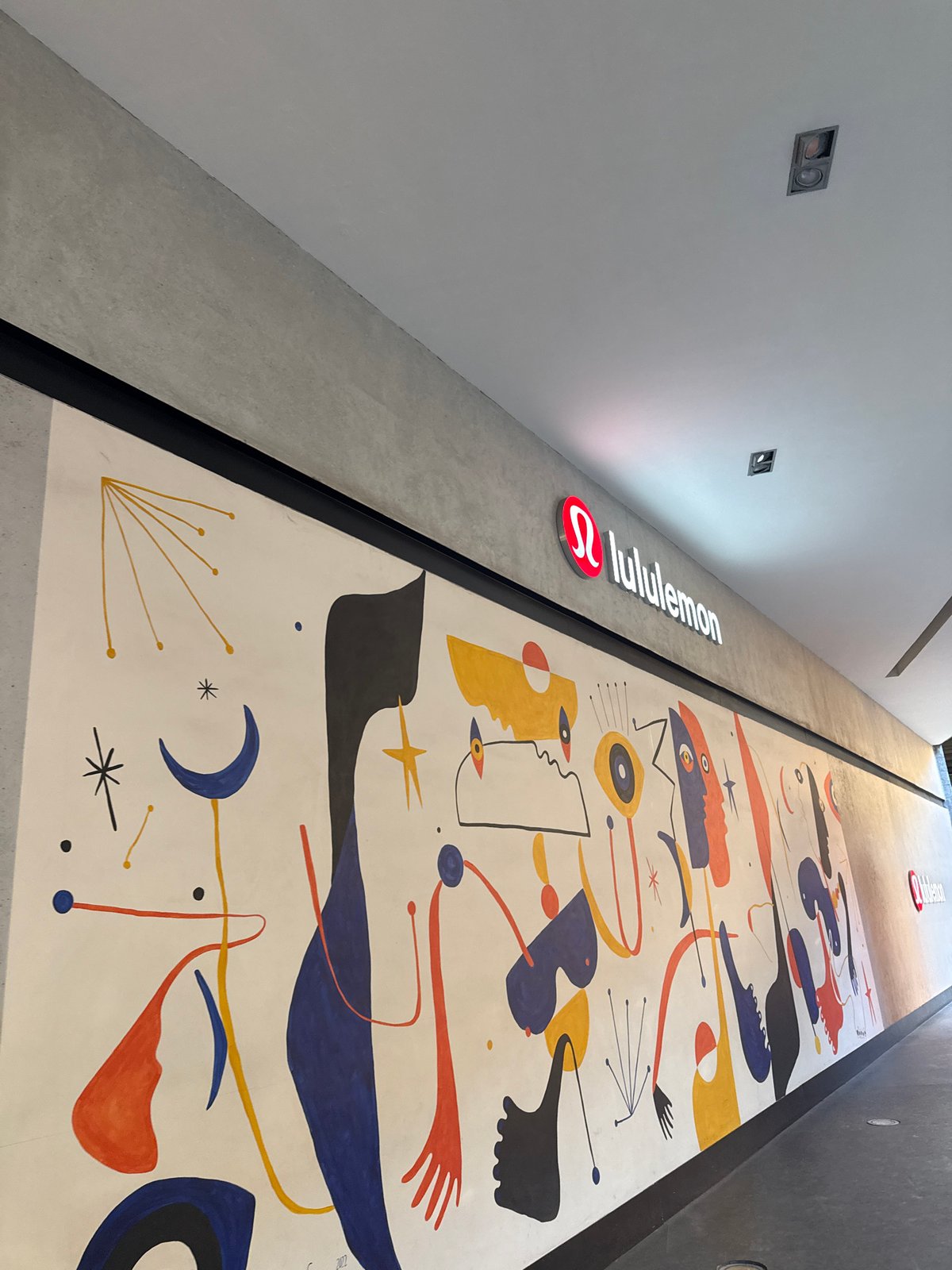 Shopping trip documented through selfies at Puebla retail center