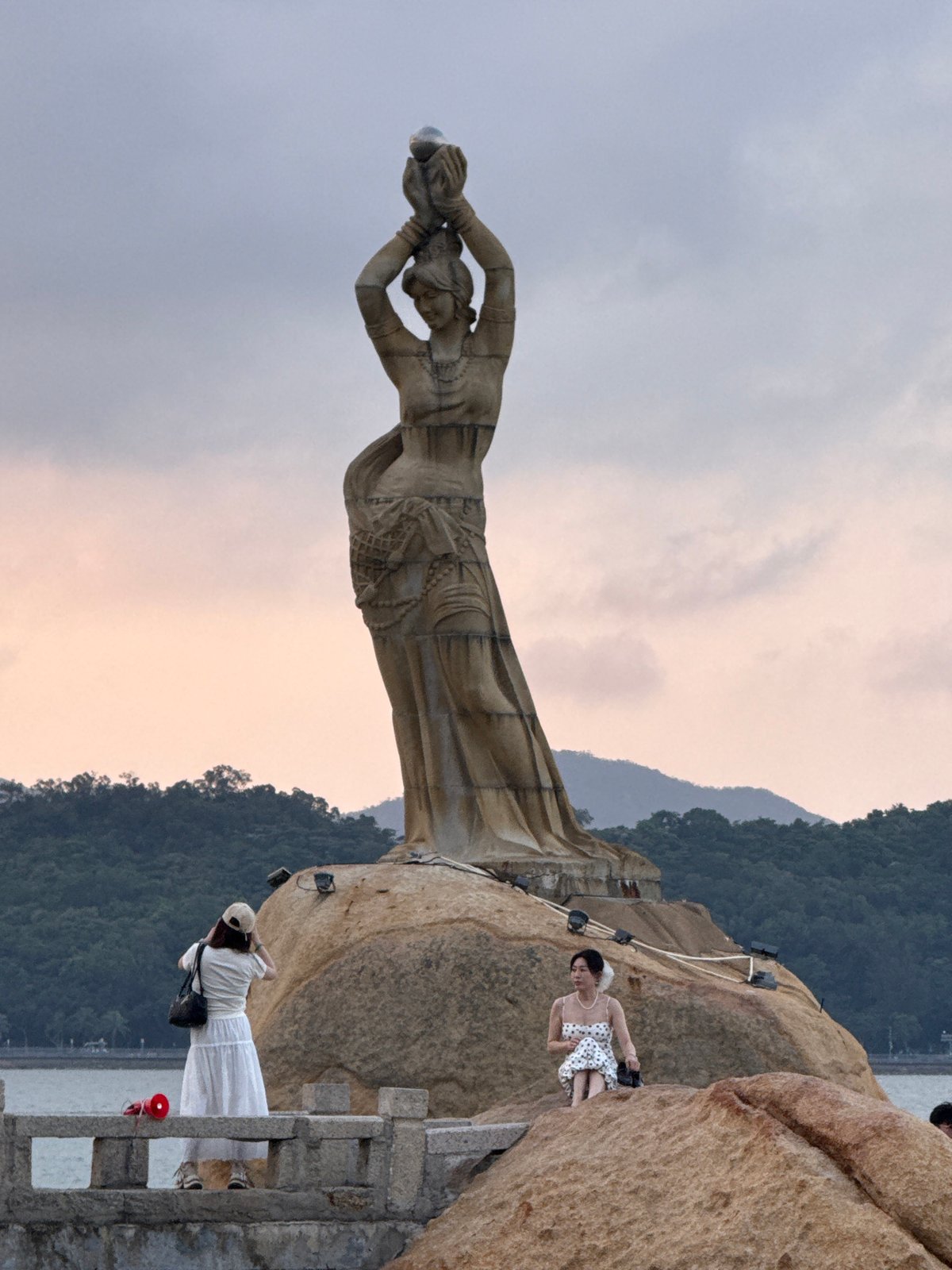Fisher Girl statue draws visitors in Zhuhai, China