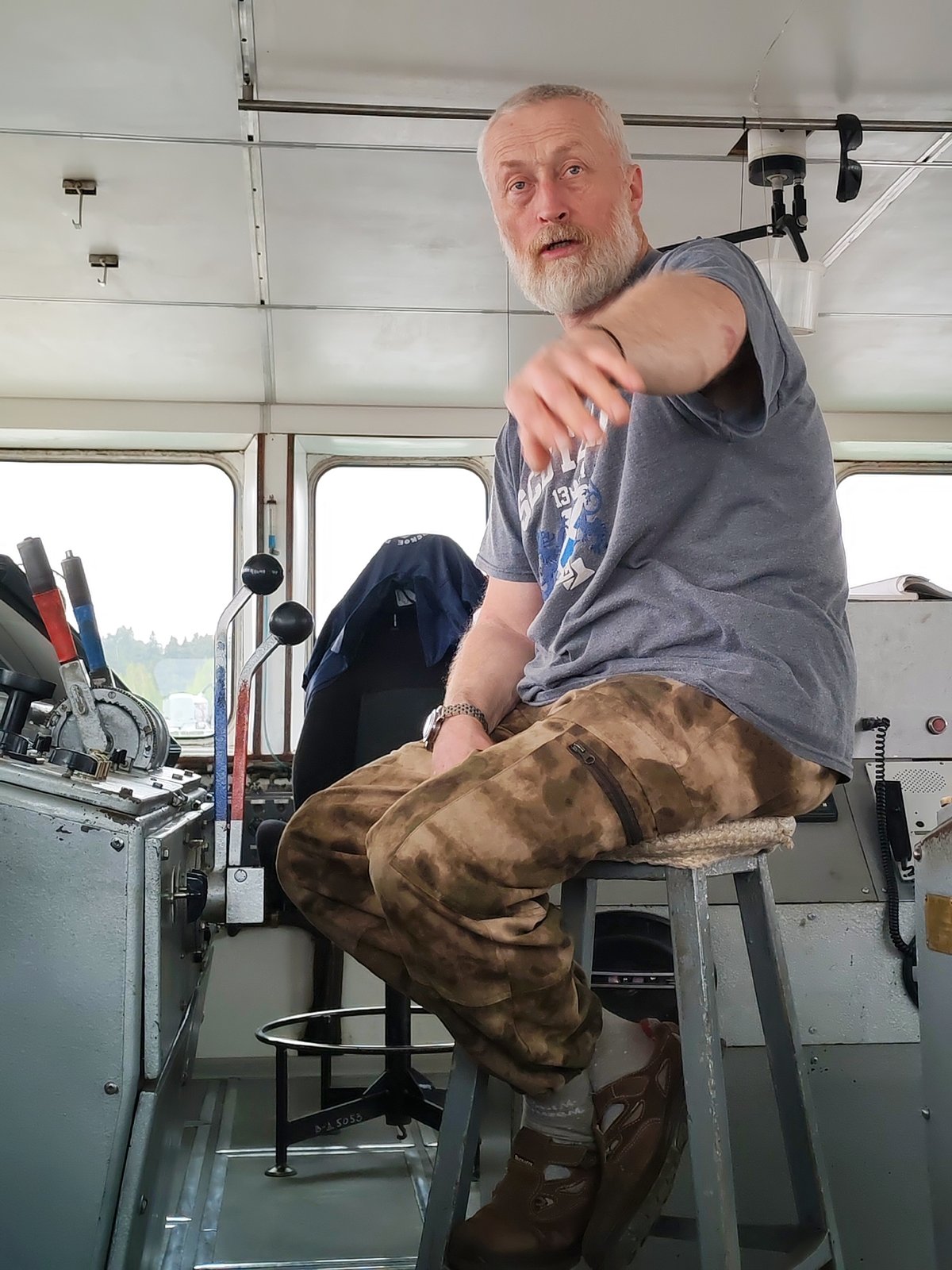 Man observed gesturing in ship control room near Zaborovye