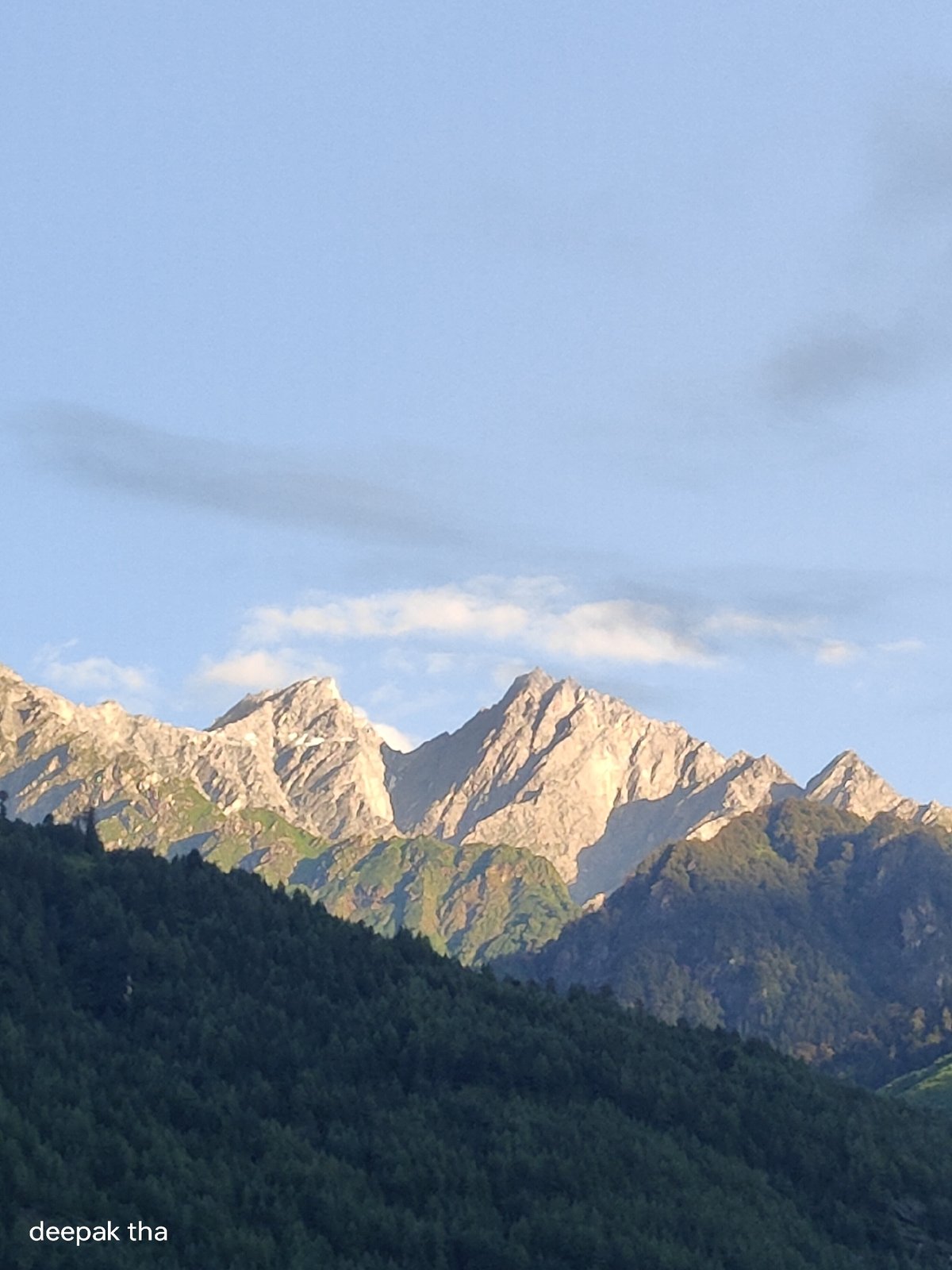 Vashisht valley: mountain scenery meets quiet roadside life