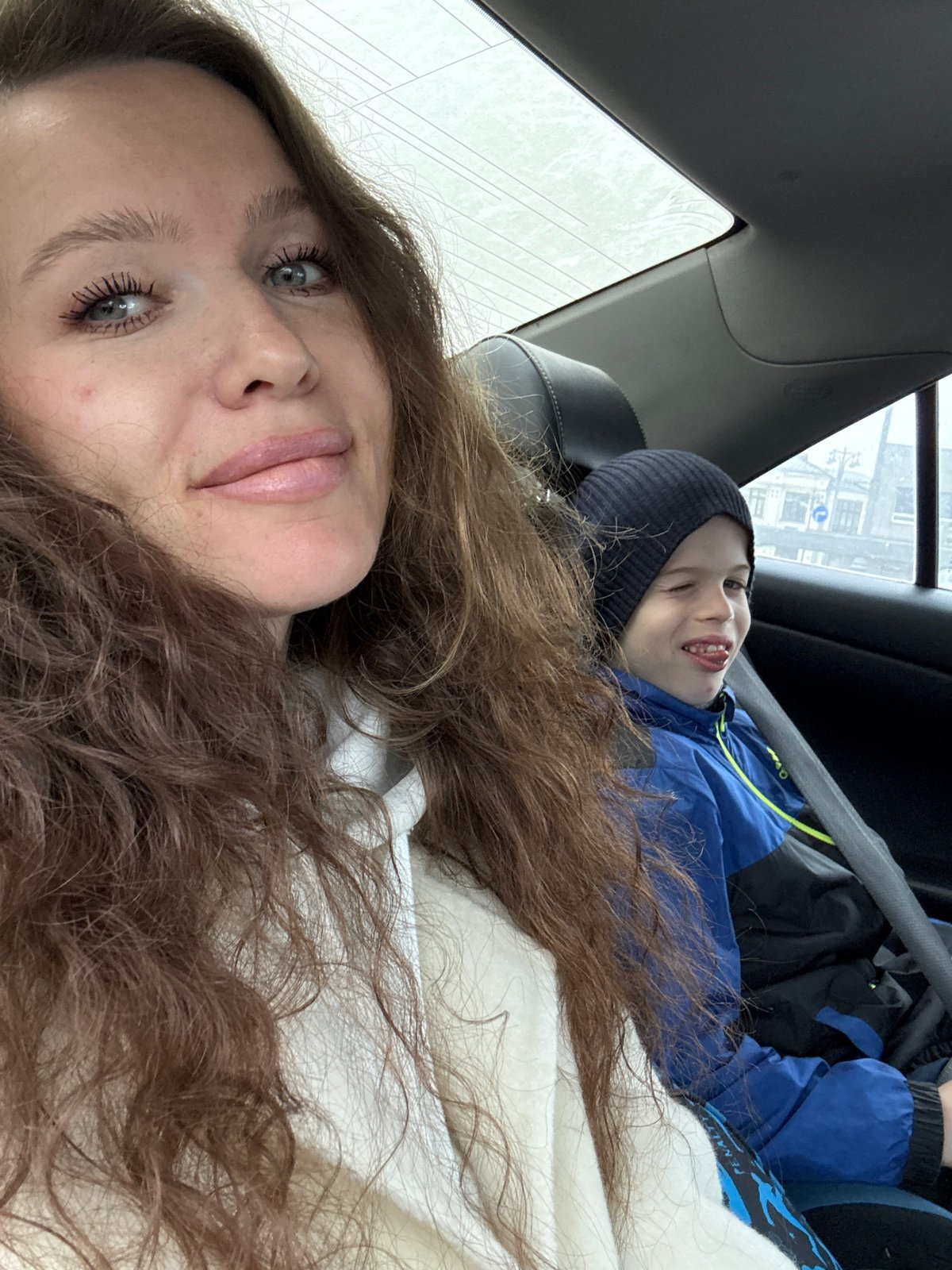 Woman and child observed in car backseat in Moscow