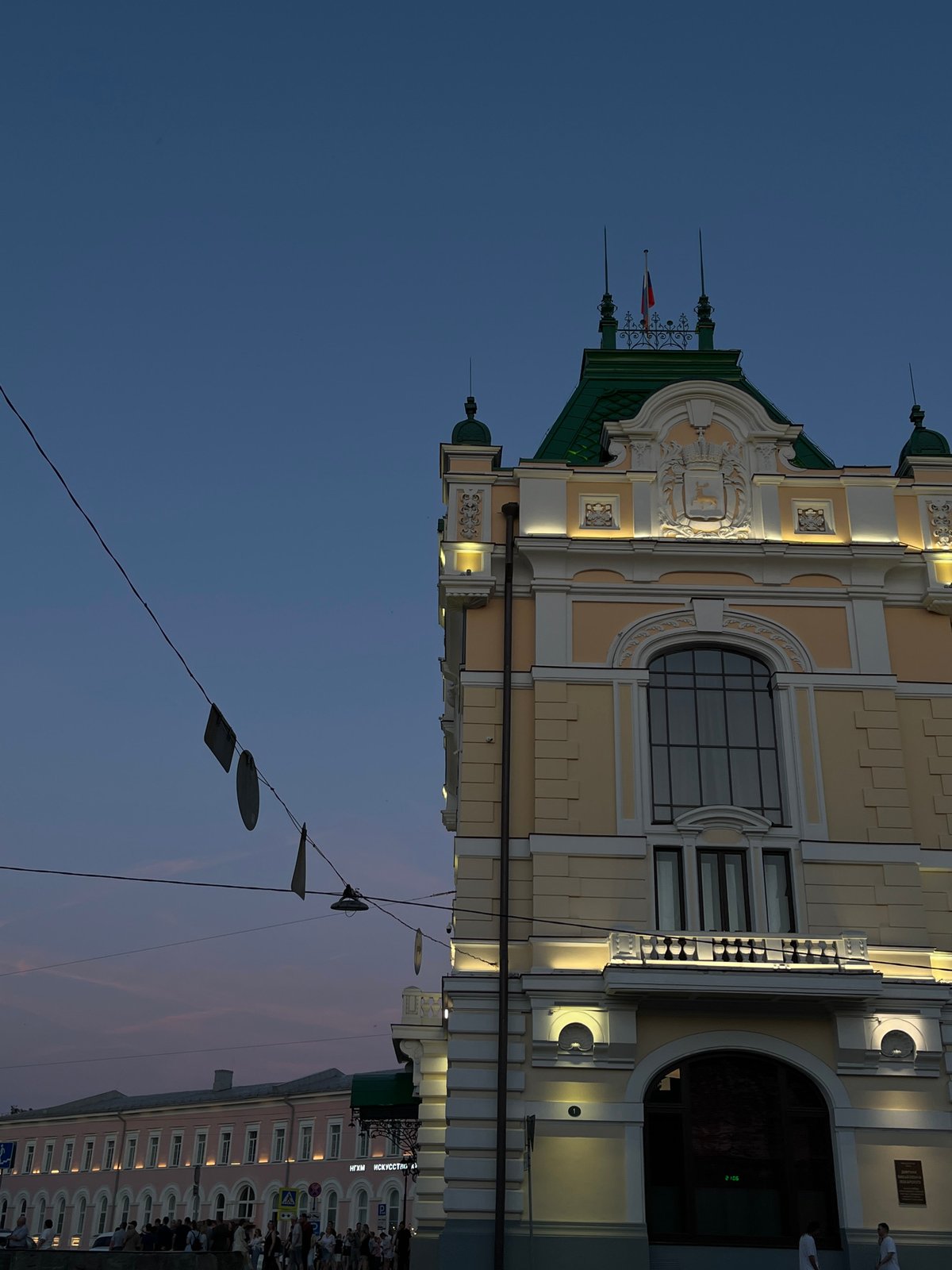 Evening sunset gathering draws crowds along Nizhny Novgorod's Volga River