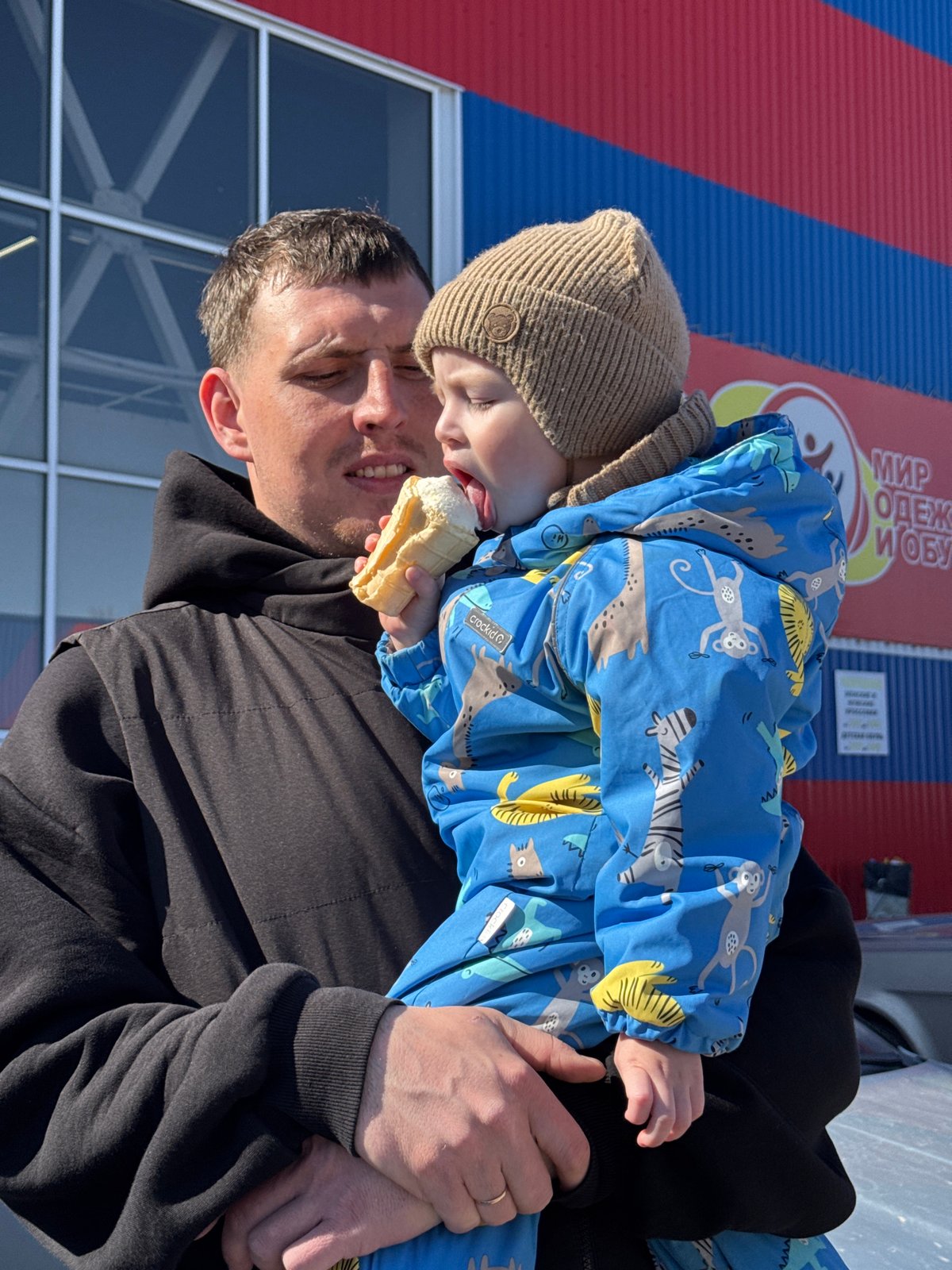 Morning life documented across Chaikovsky, Russia on April 5th