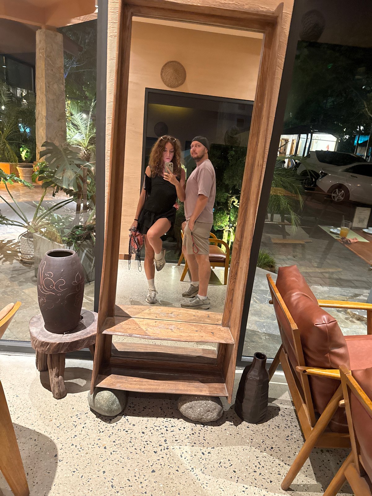Restaurant dinner and selfies in Nam Hoa Lư Ward
