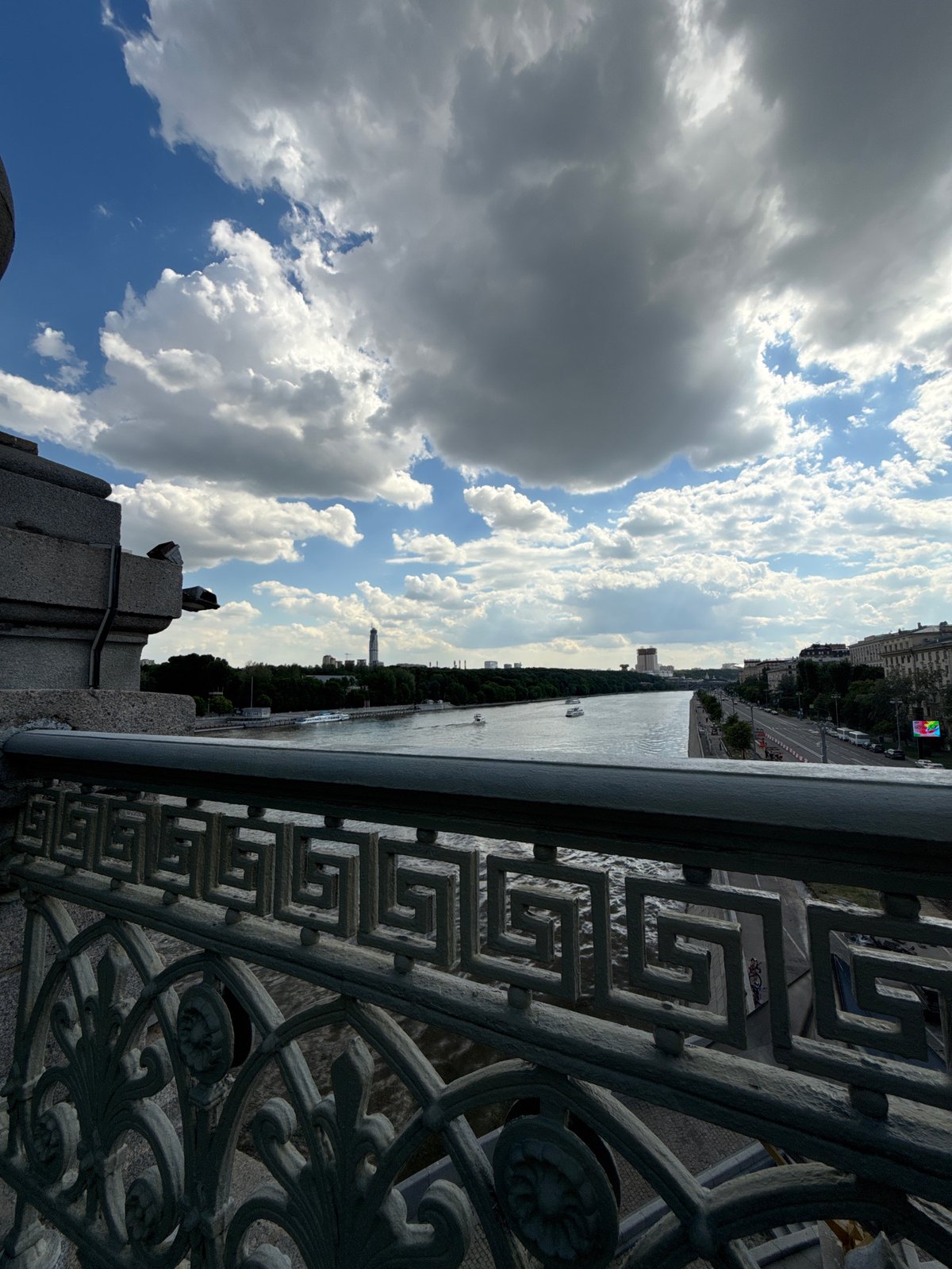 Witness documents sunny afternoon scenes across central Moscow