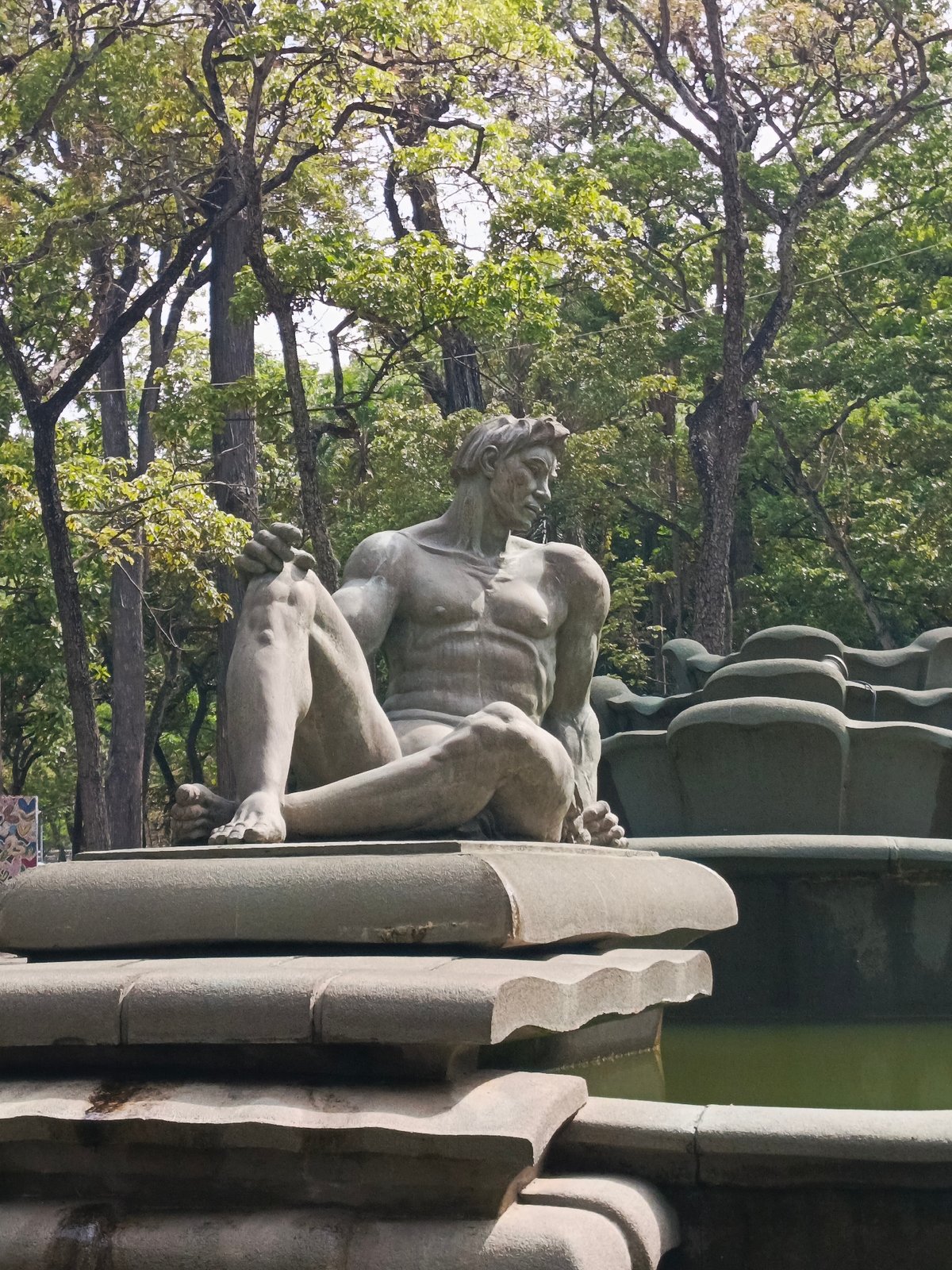 Evening stroll documents sculptures, ponds, nature in Caracas park