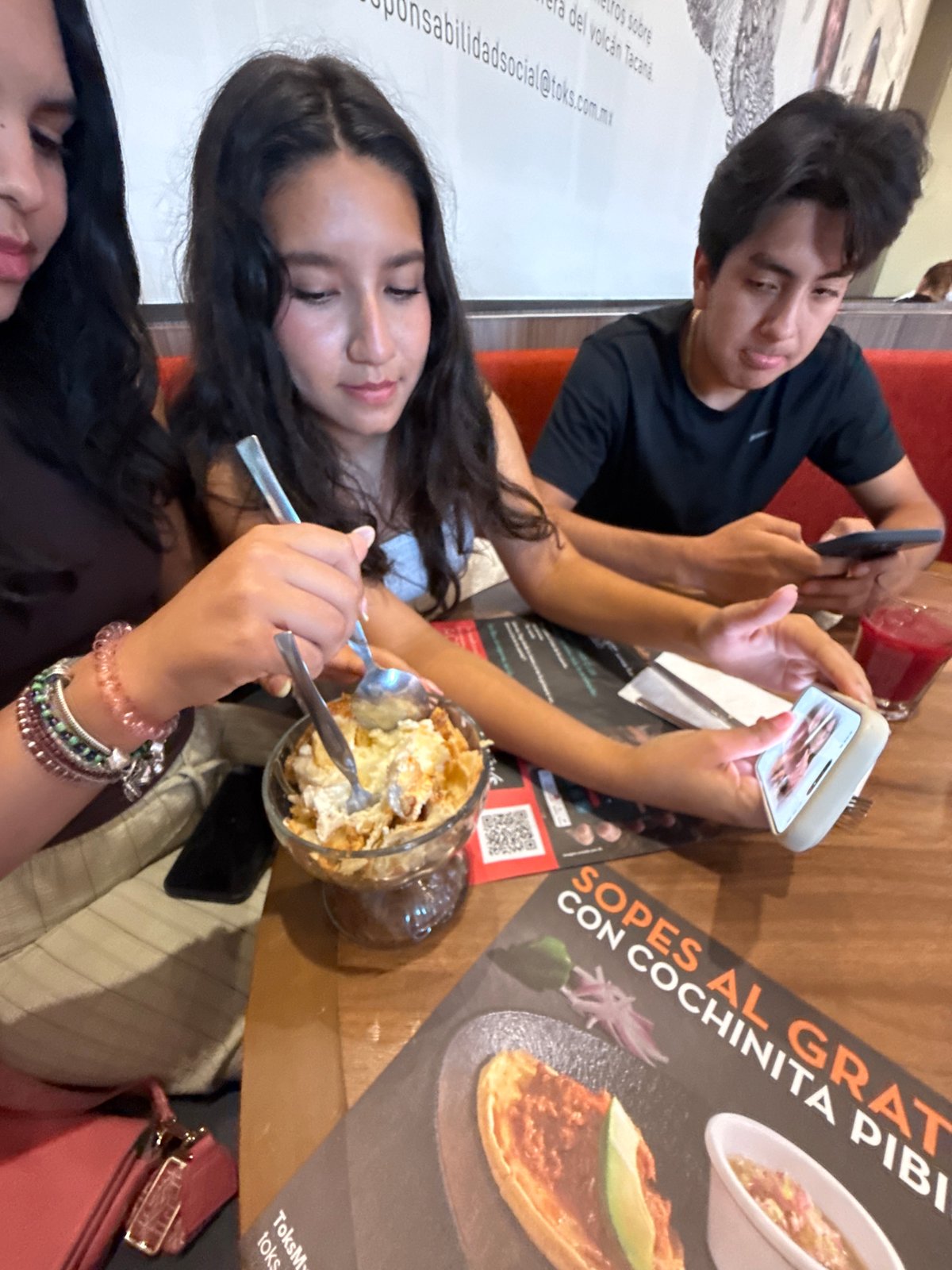 Diners capture moments at Puerto Marqués restaurant table