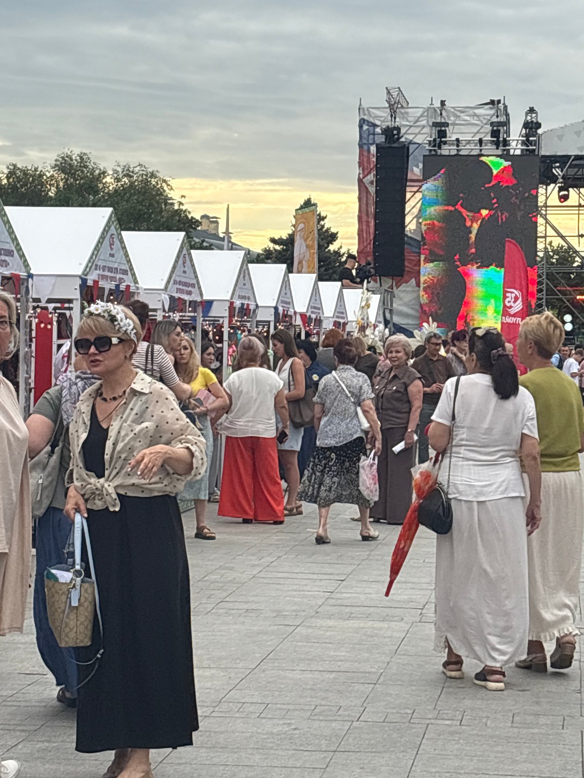 Folk festival fills Astrakhan plaza with music, crafts, and crowds