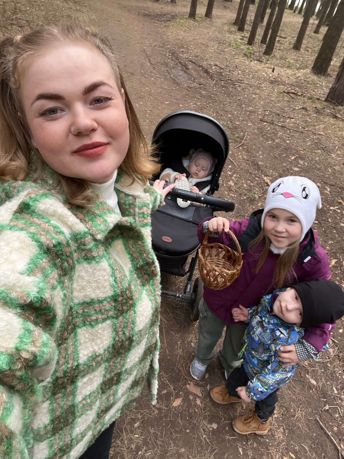Family spring outing with flower picking in Chaikovsky woods