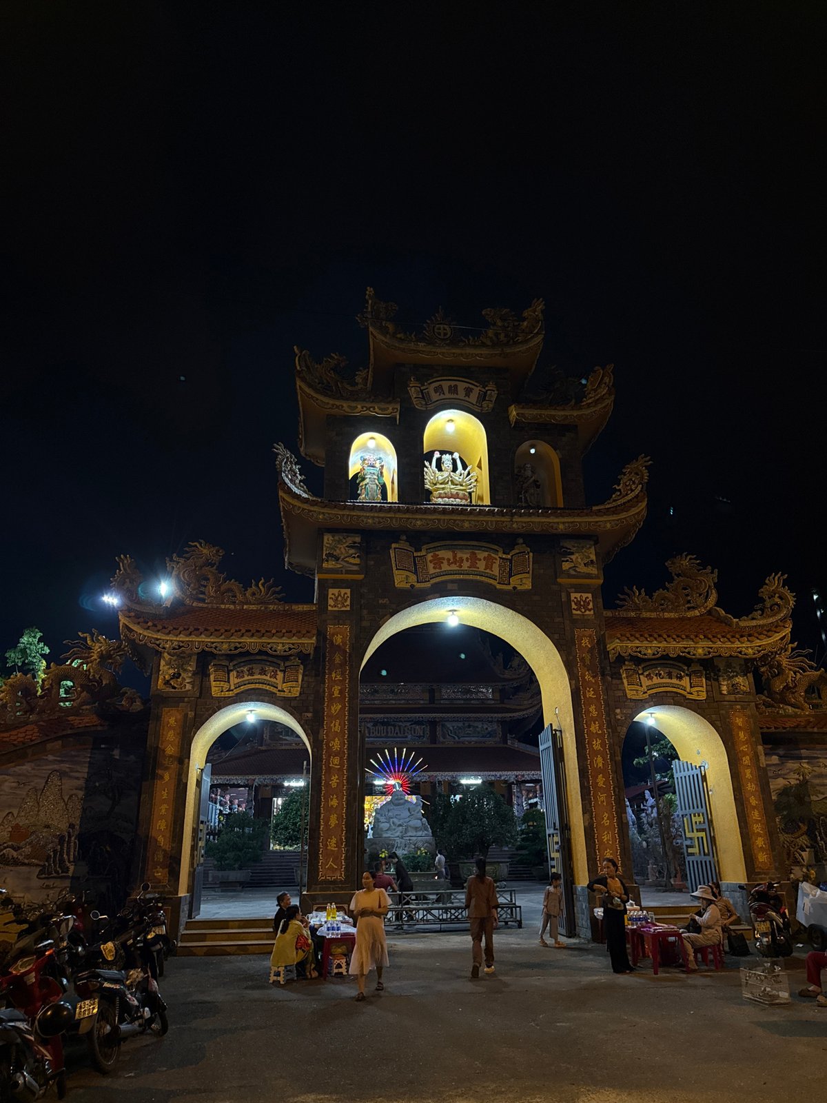 Nighttime temple entrance captured in Đà Nẵng, Vietnam