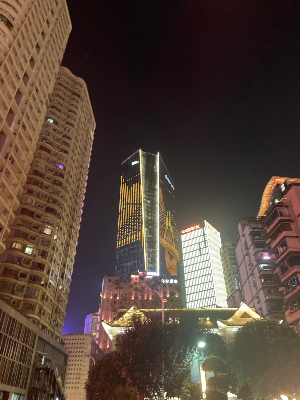 Daily Life Moments Captured Across Yuzhong District During Eight Minutes