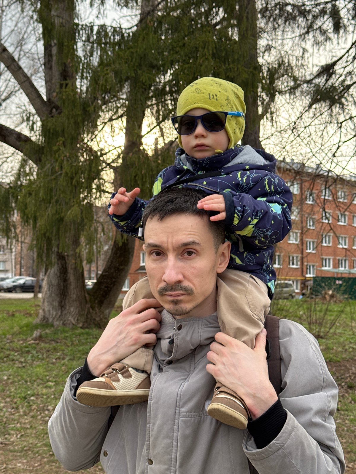 Spring afternoon moments captured across Izhevsk, Russia