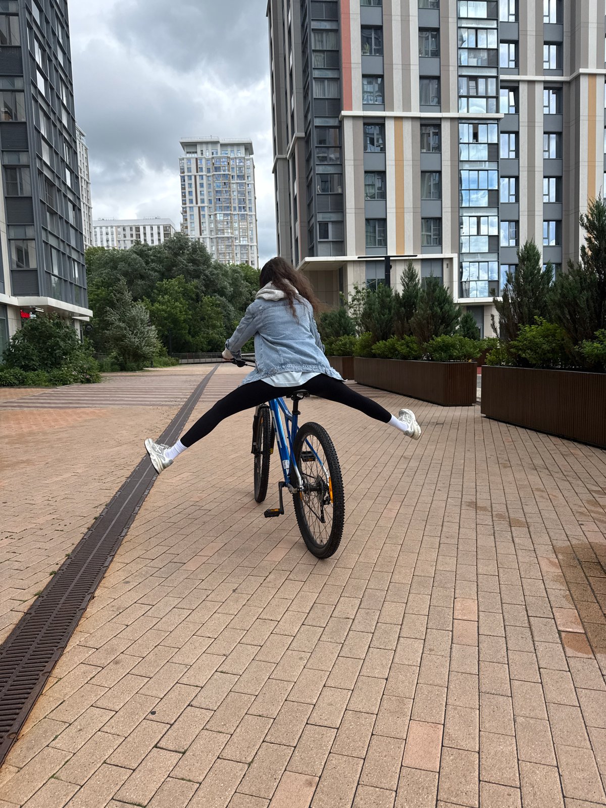 Bike ride, café stop, and waterside yoga in Moscow