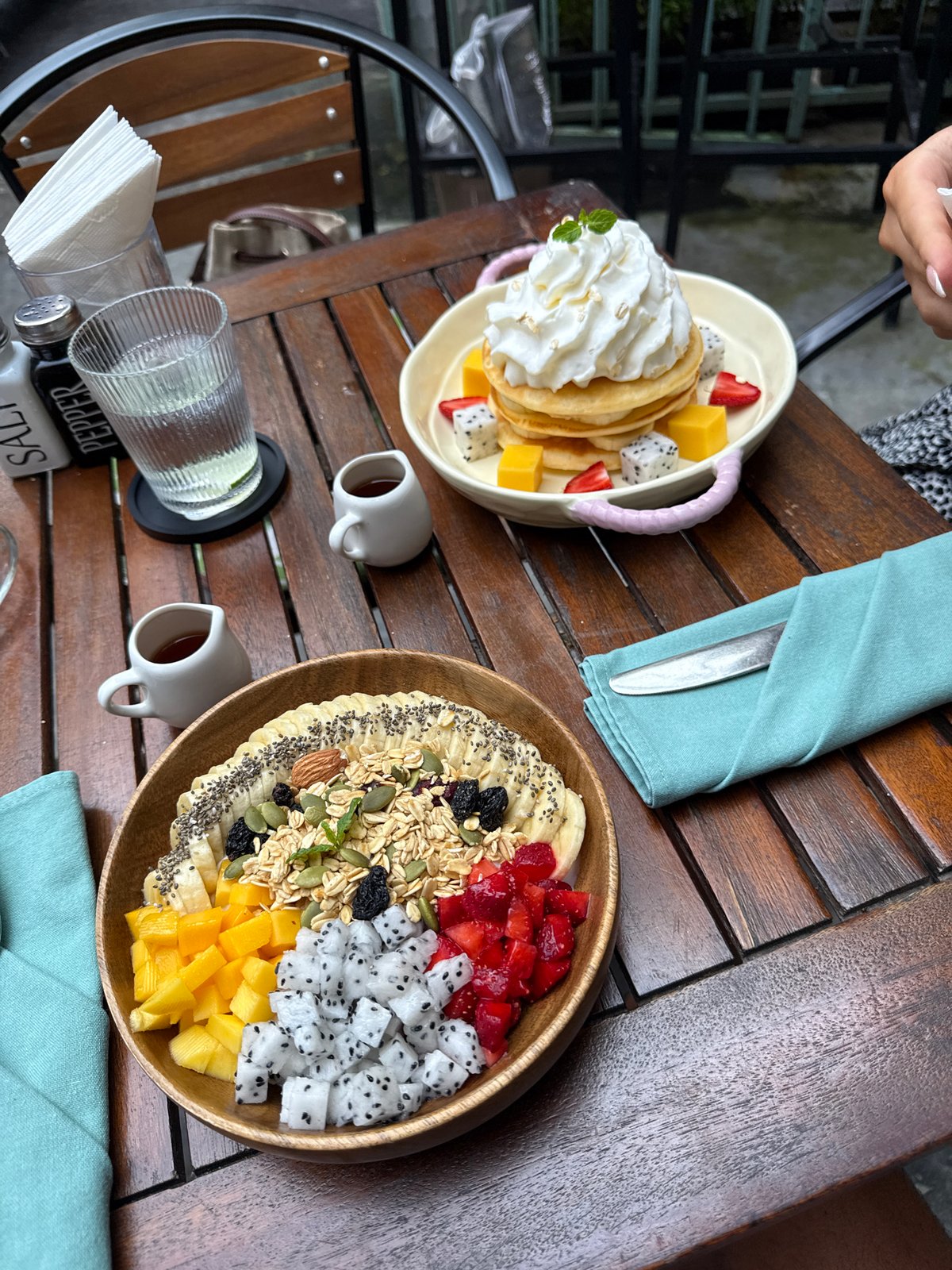 Late night breakfast documented at Đà Nẵng restaurant