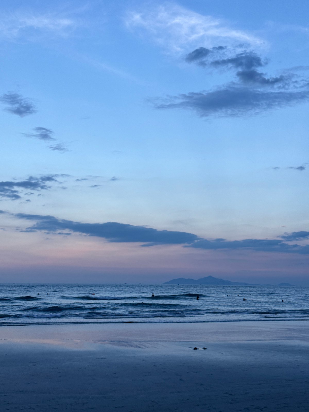 Sunset coastline scenes and helicopter sighting documented in Đà Nẵng