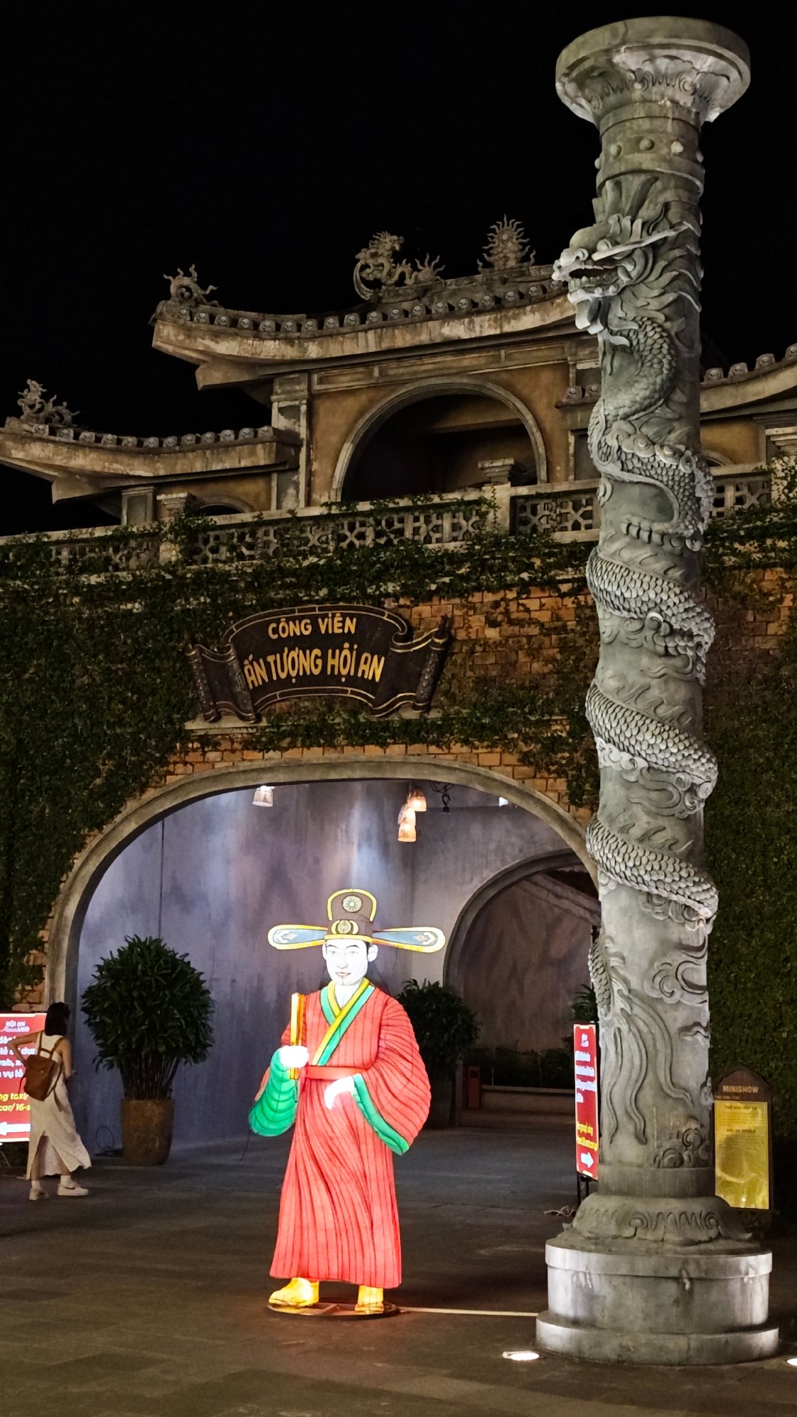 Evening visitors explore illuminated cultural park in Hội An