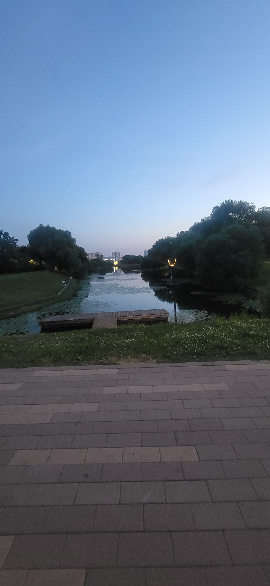 Anonymous witness documents twilight stroll through Moscow waterfront park