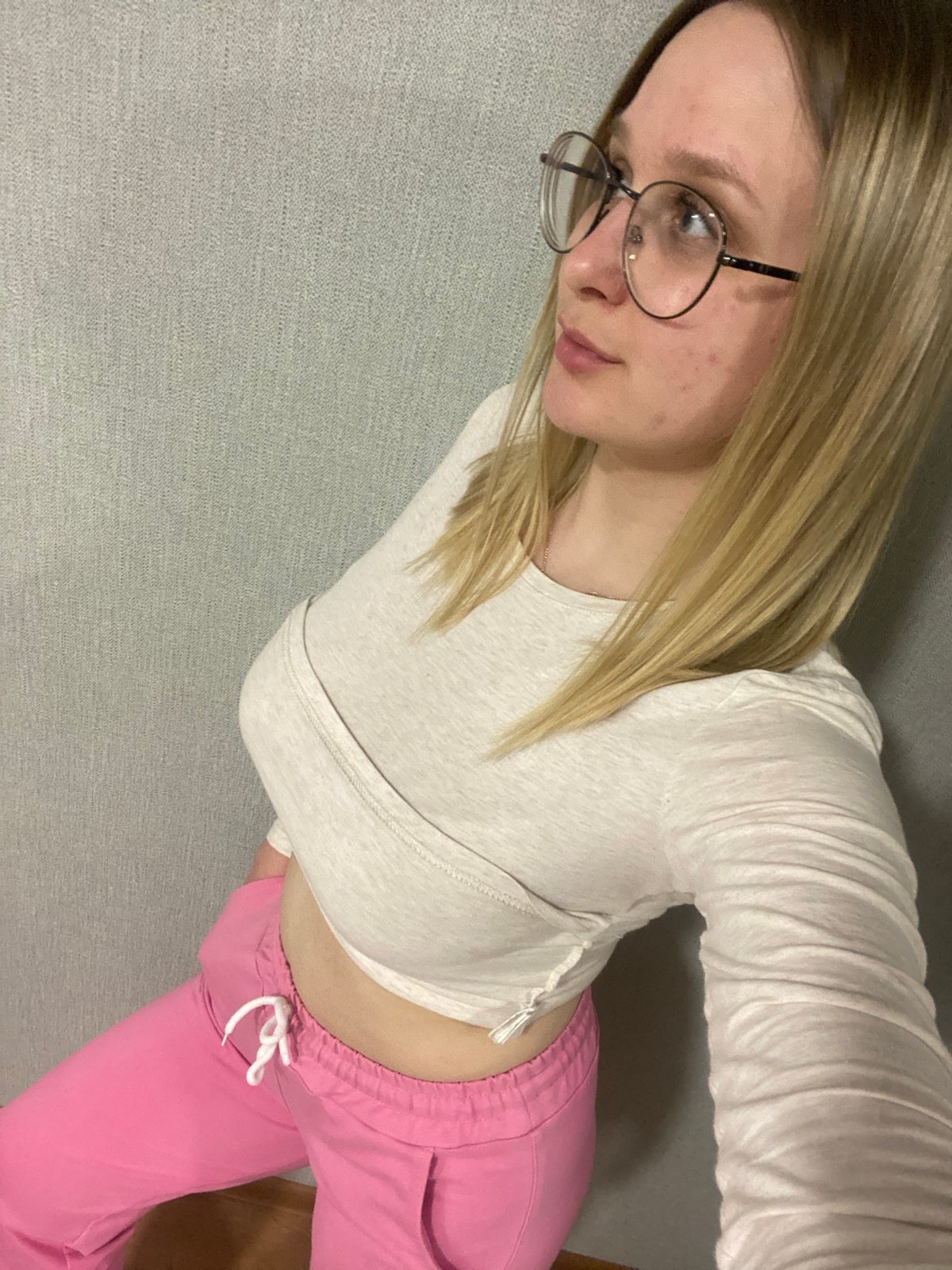 Woman documents casual afternoon selfie session in Izhevsk bedroom