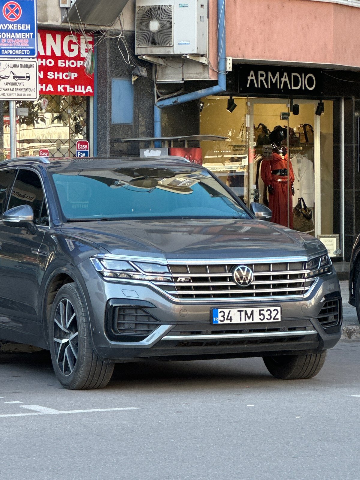 Witness documents hotels, parked vehicle in central Plovdiv afternoon