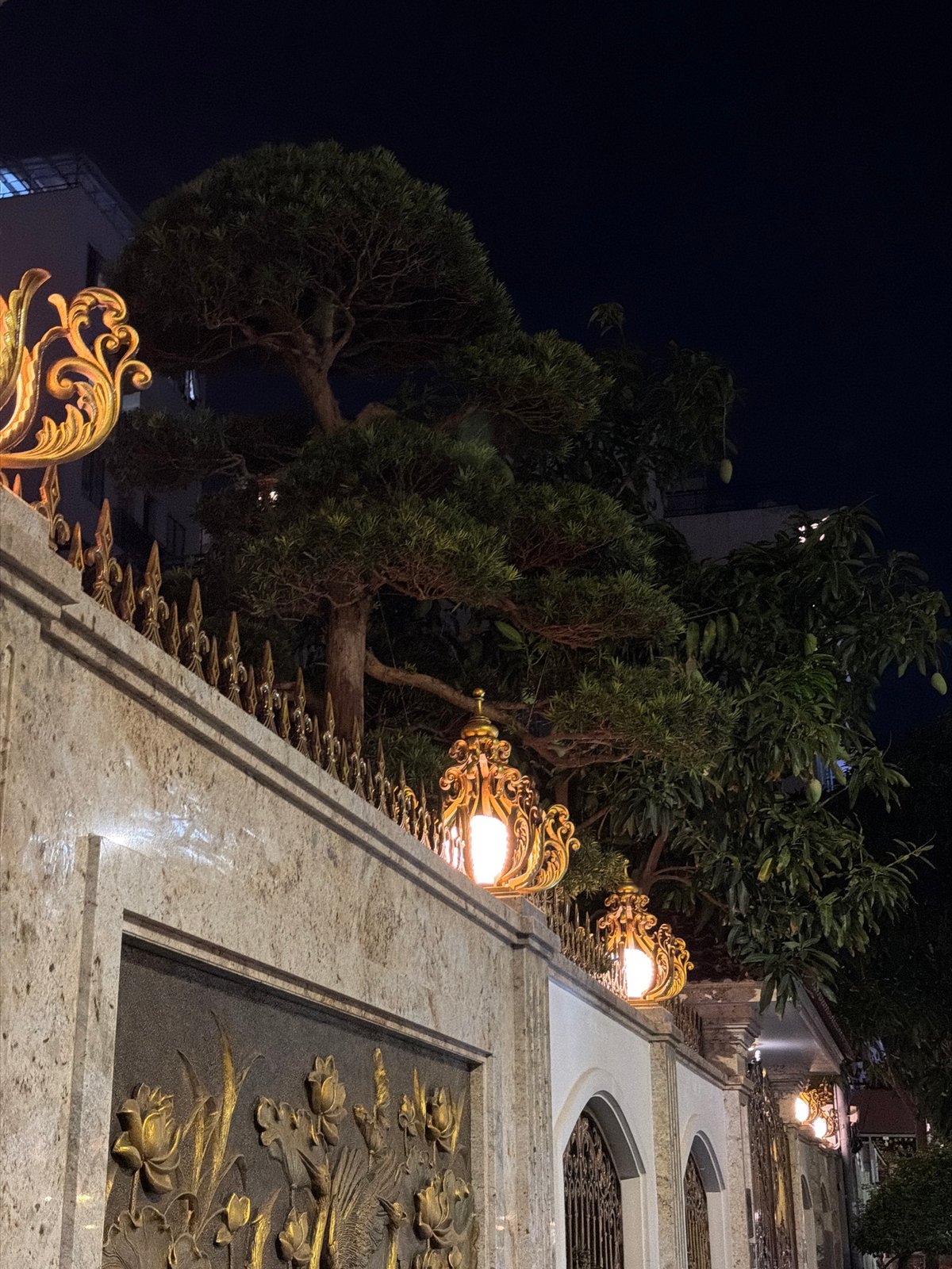 Evening street scenes documented across Đà Nẵng, Vietnam