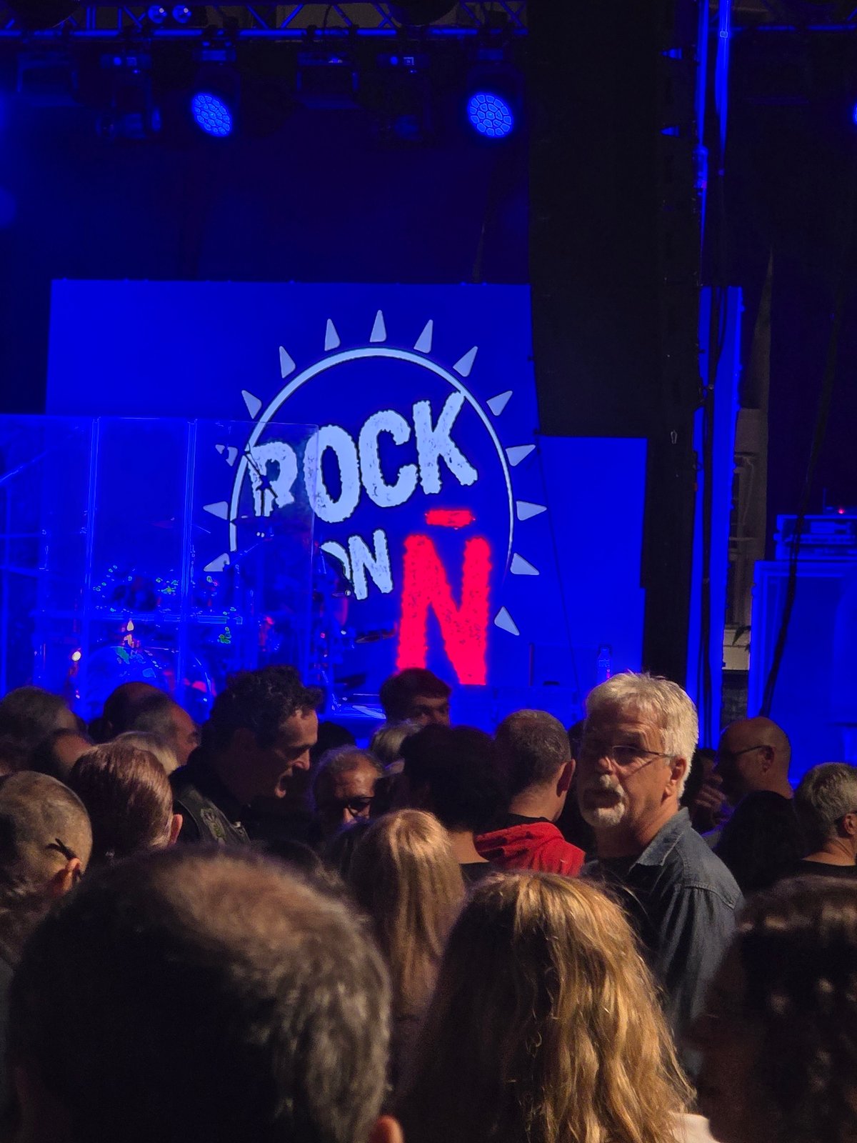 Nighttime concert draws crowds in Cornellà de Llobregat, Spain