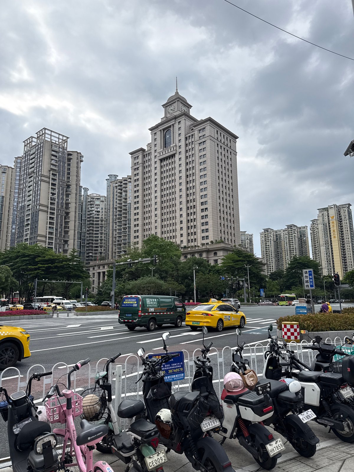Morning street life documented in Tianhe District, Guangzhou