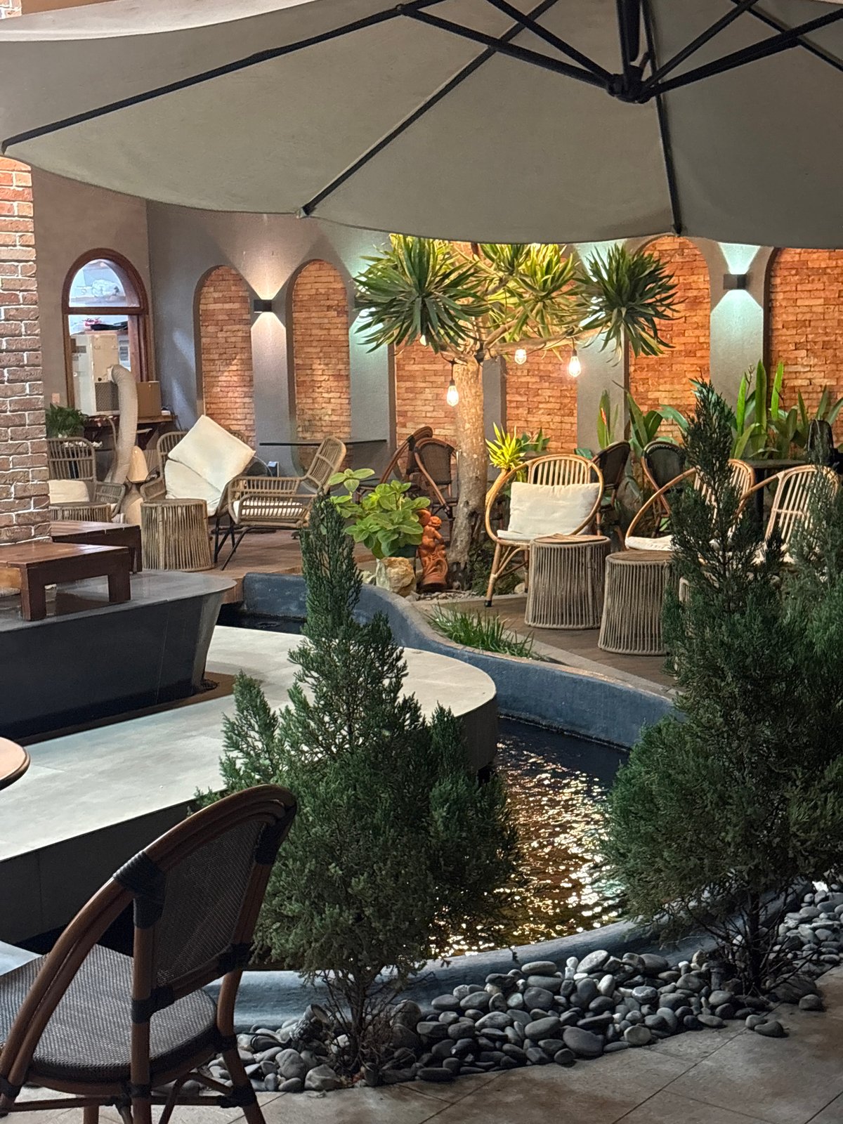 Evening around Da Nang: quirky hotel, cafes, and retail stops